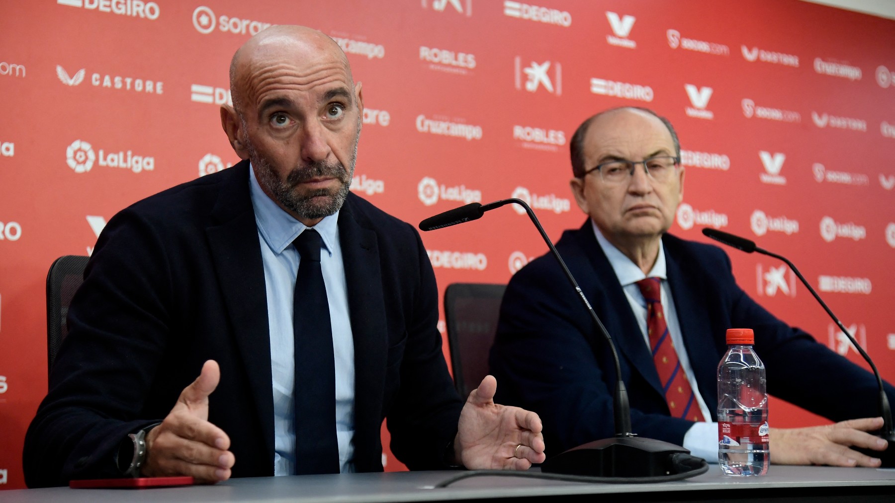 Monchi y Pepe Castro, director deportivo y presidente del Sevilla. (AFP)