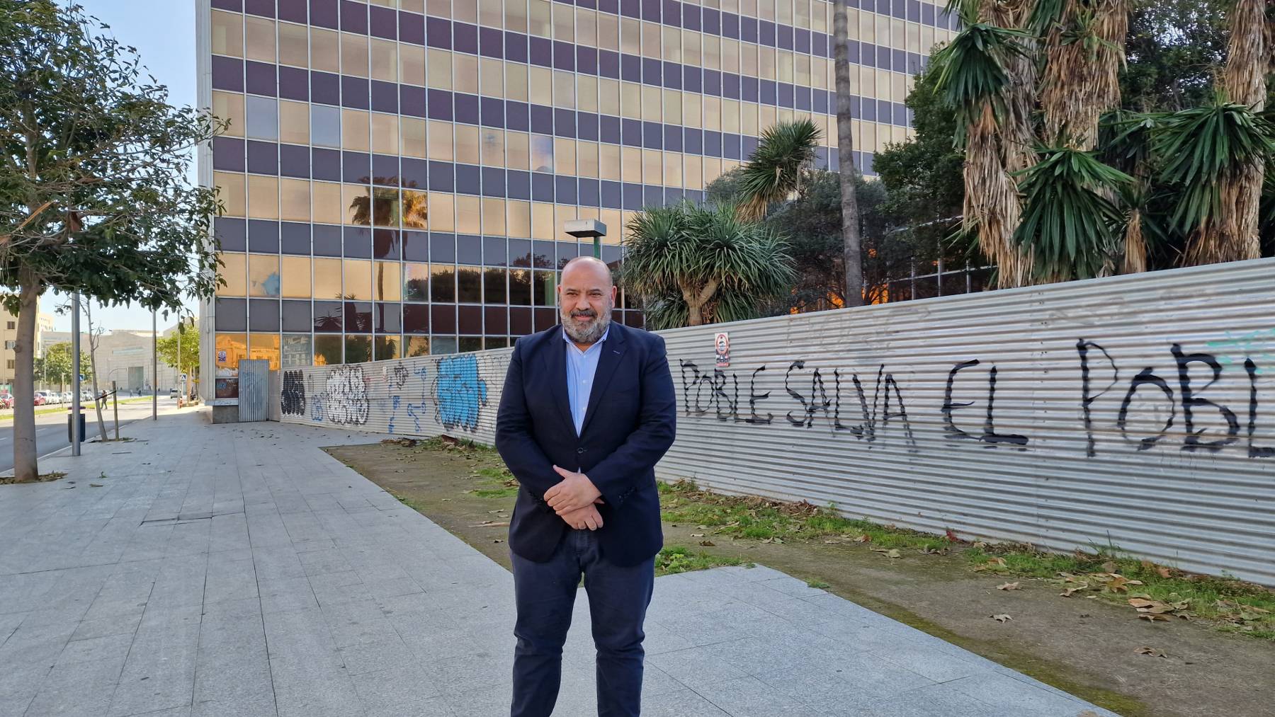 Jaime Martínez frente al edificio de Gersa.