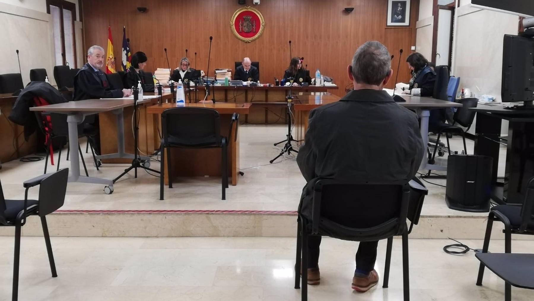 El acusado de presuntos abusos sexuales a su nieta, sentado para el juicio en la Audiencia Provincial. (Europa Press)