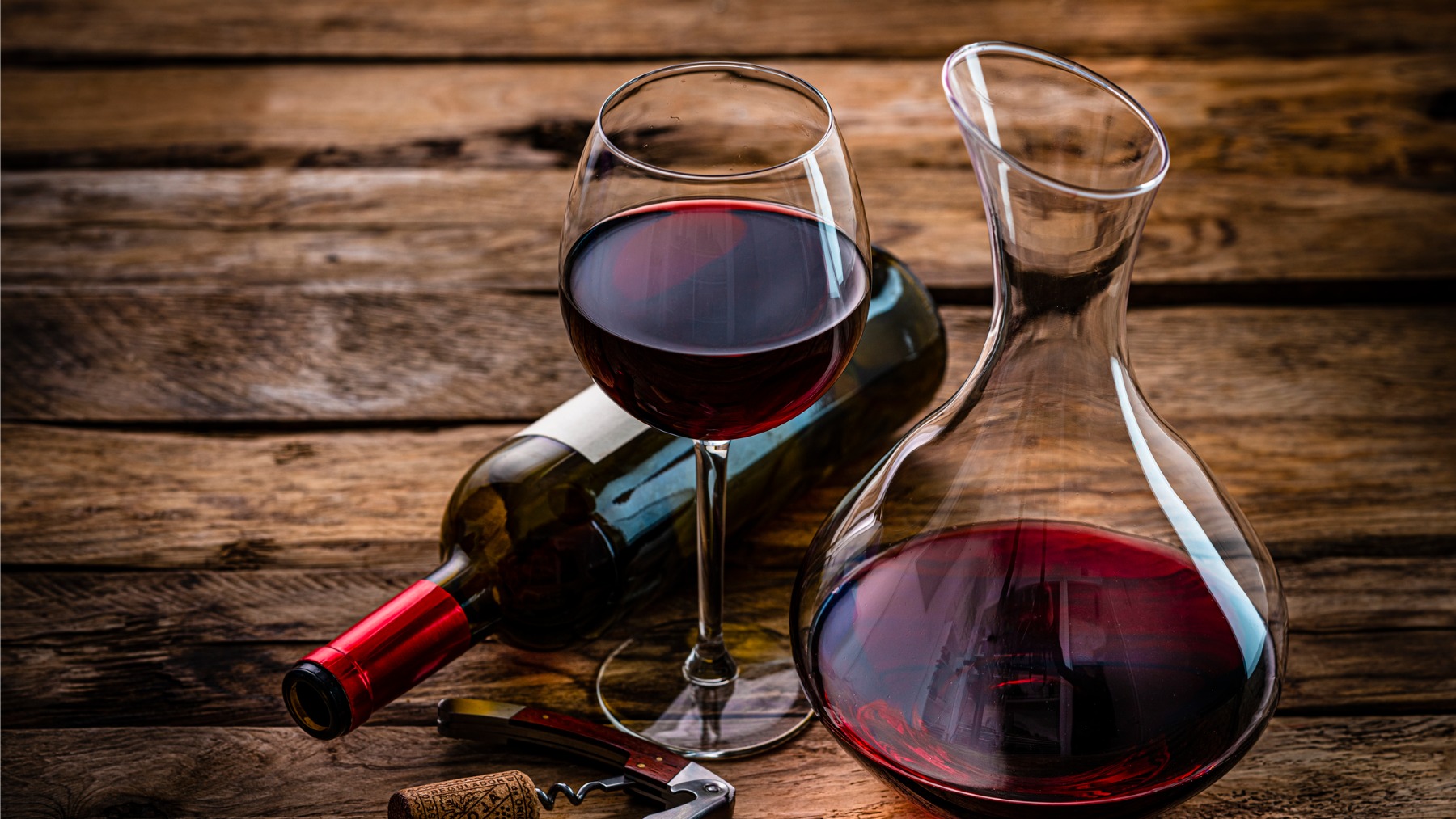 Expertos explican por qué el vino produce más resaca que cualquier otra bebida