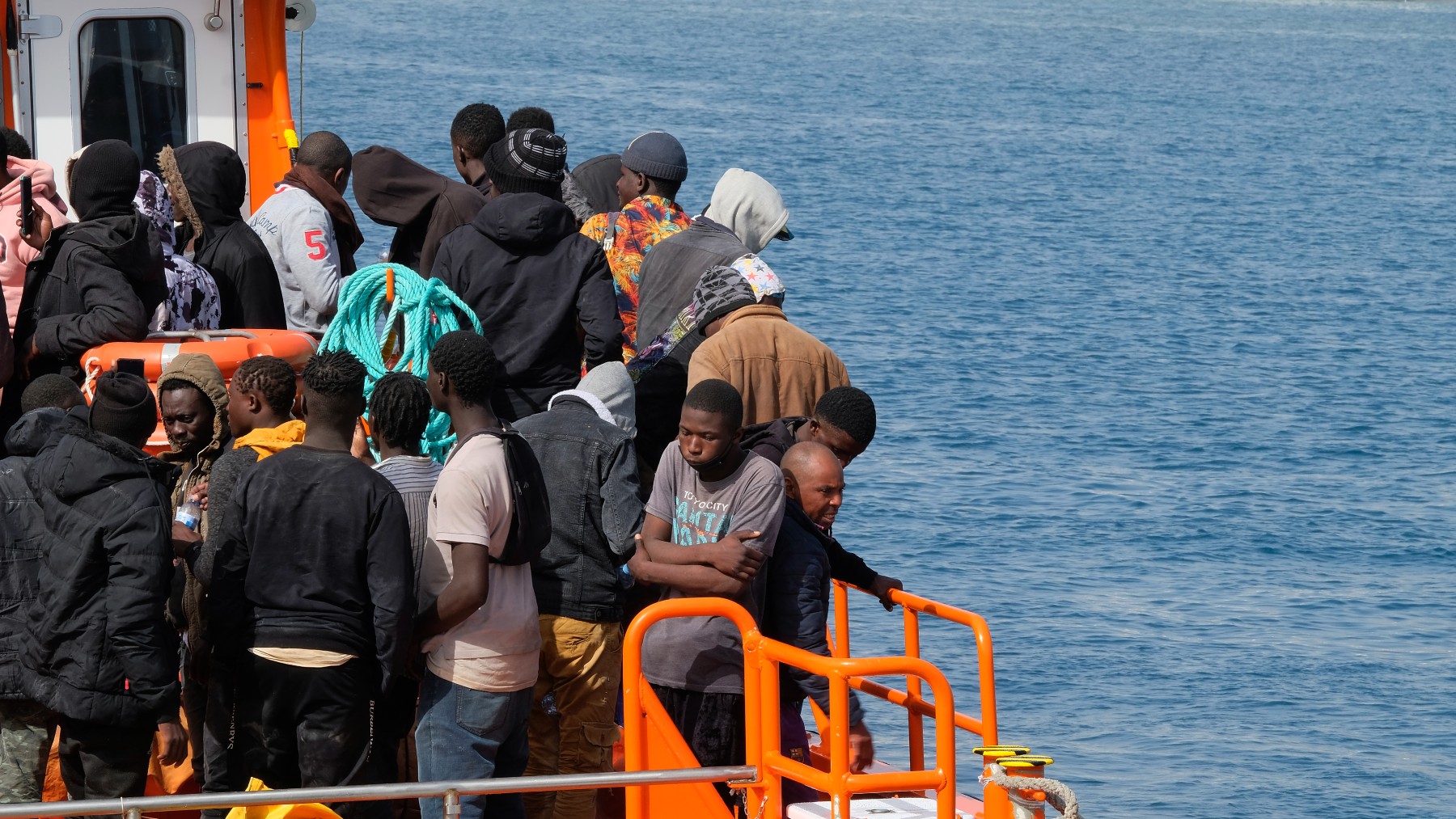 Un barco de Salvamento Marítimo con inmigrantes ilegales de origen subsahariano (EUROPA PRESS).
