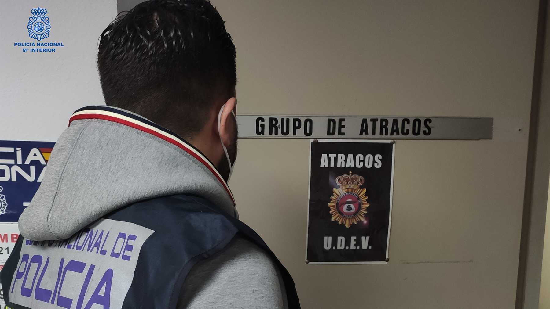 Un agente del grupo de Atracos de la Policía Nacional. POLICÍA NACIONAL