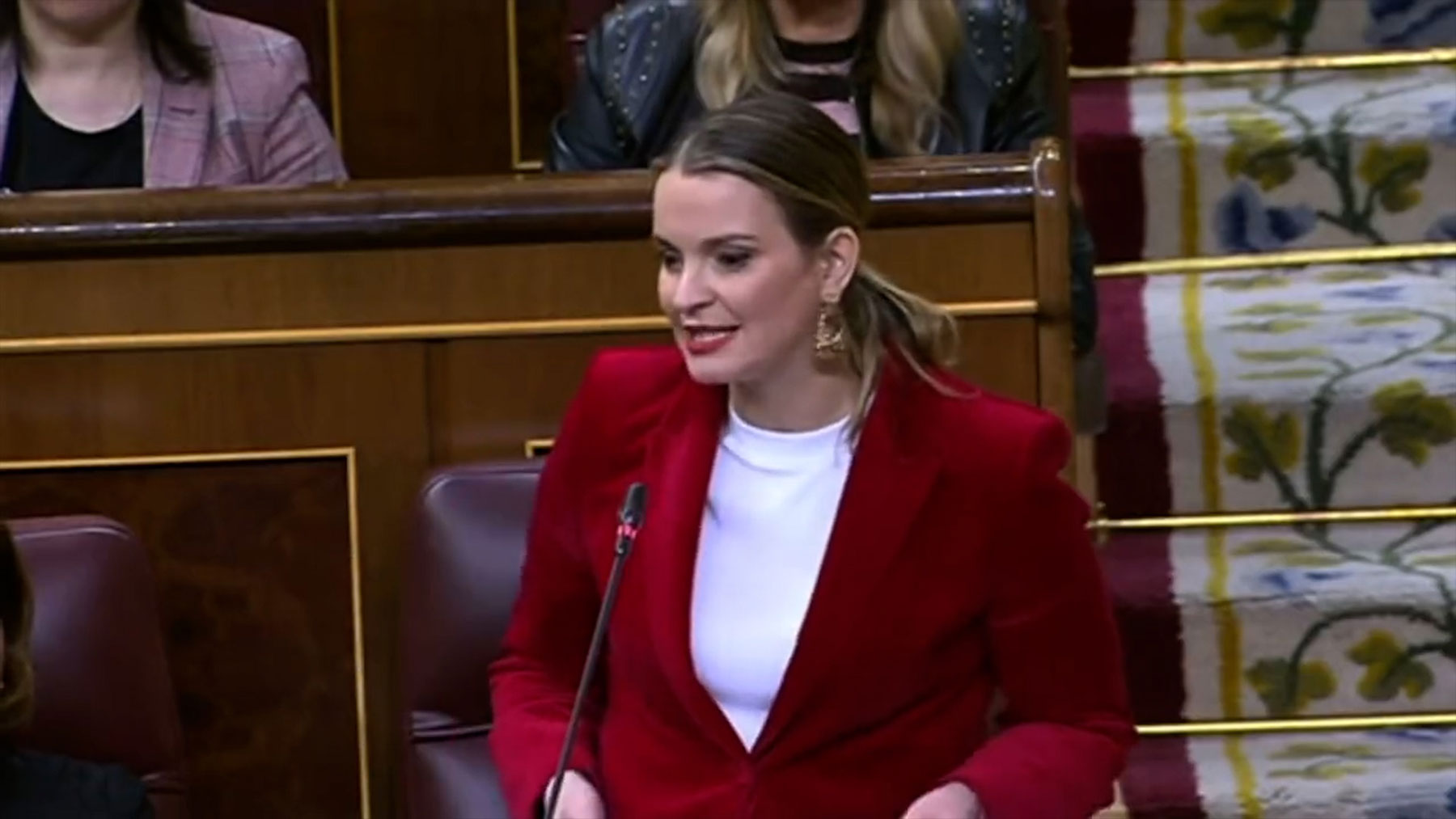 La diputada balear Marga Prohens se dirige a Irene Montero en el Congreso.