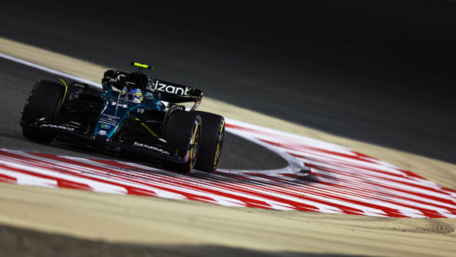 Fernando Alonso con su Aston Martin este jueves. (Getty)