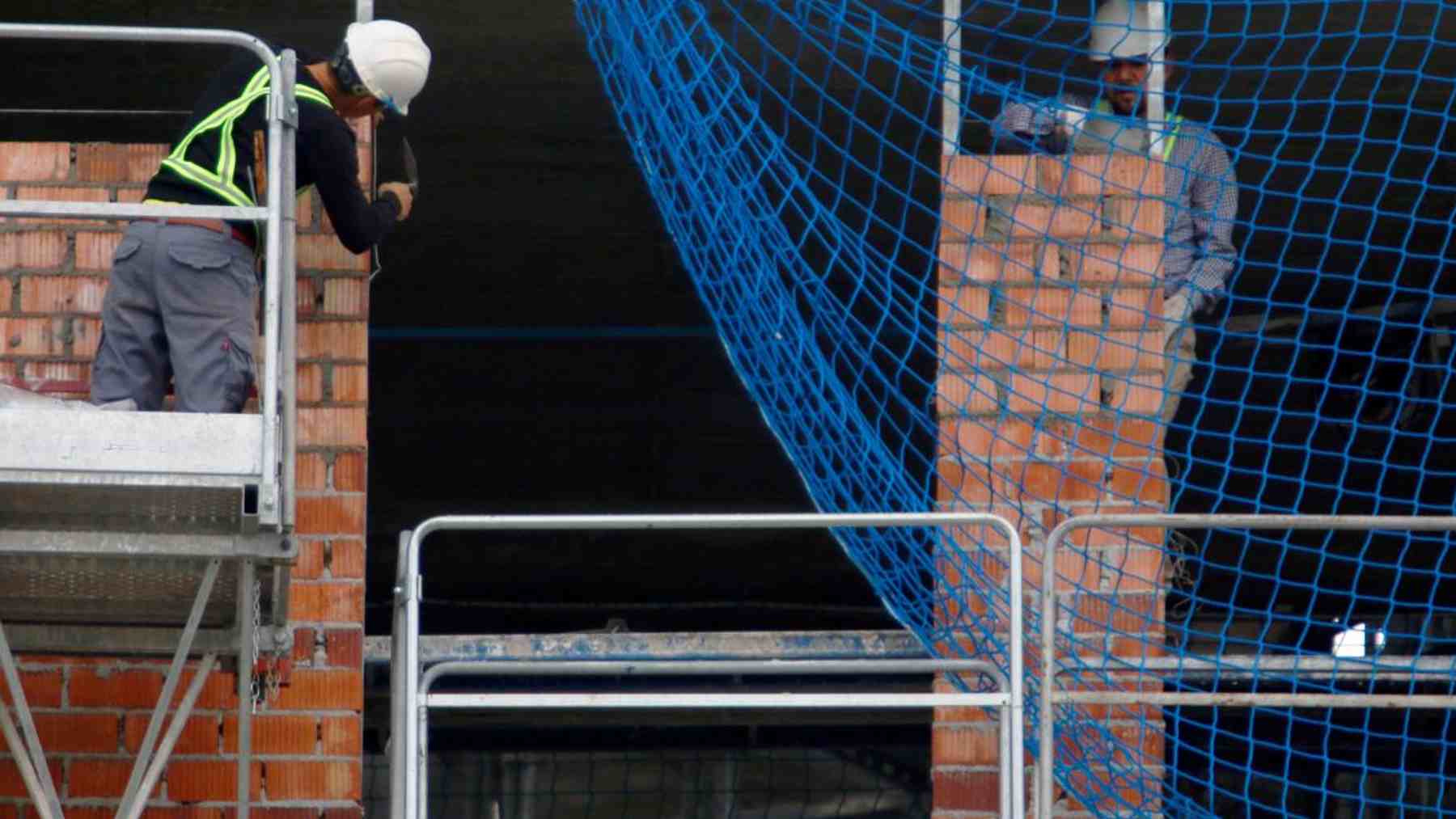 Operarios de la construcción en una obra.