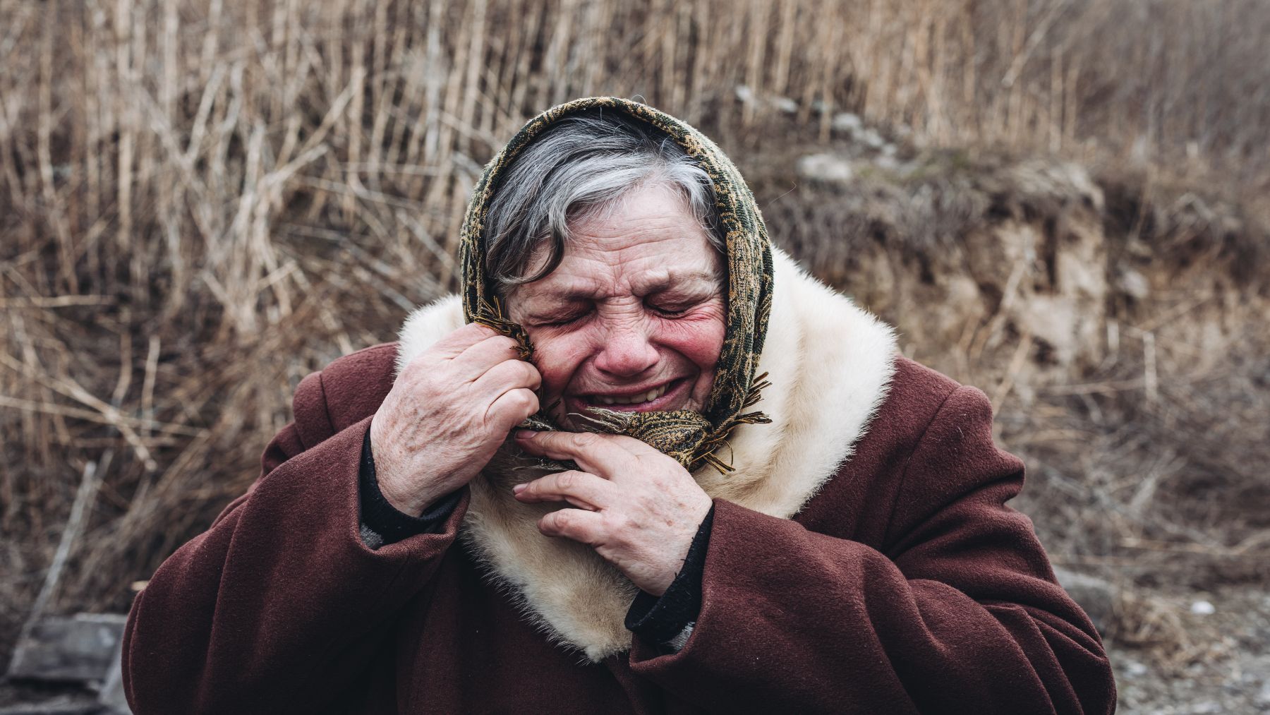 Mujer ucraniana bajo los bombardeos