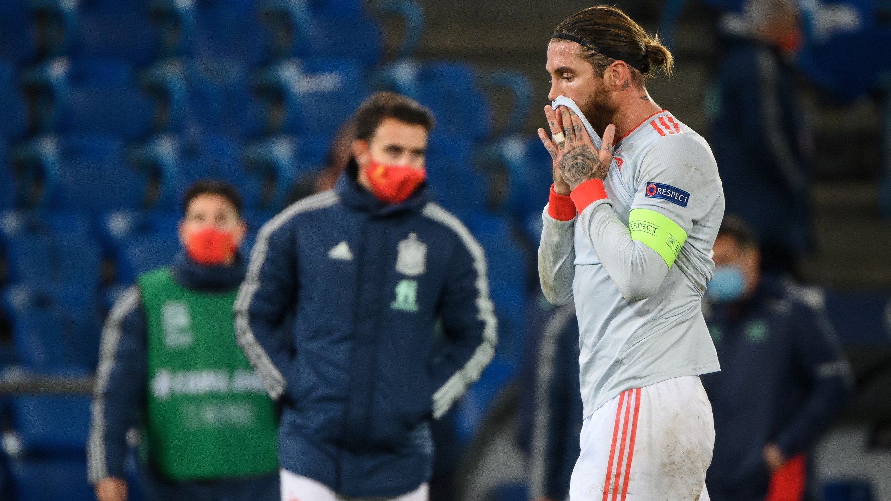 Ramos se lamenta tras un partido con la selección española (AFP)