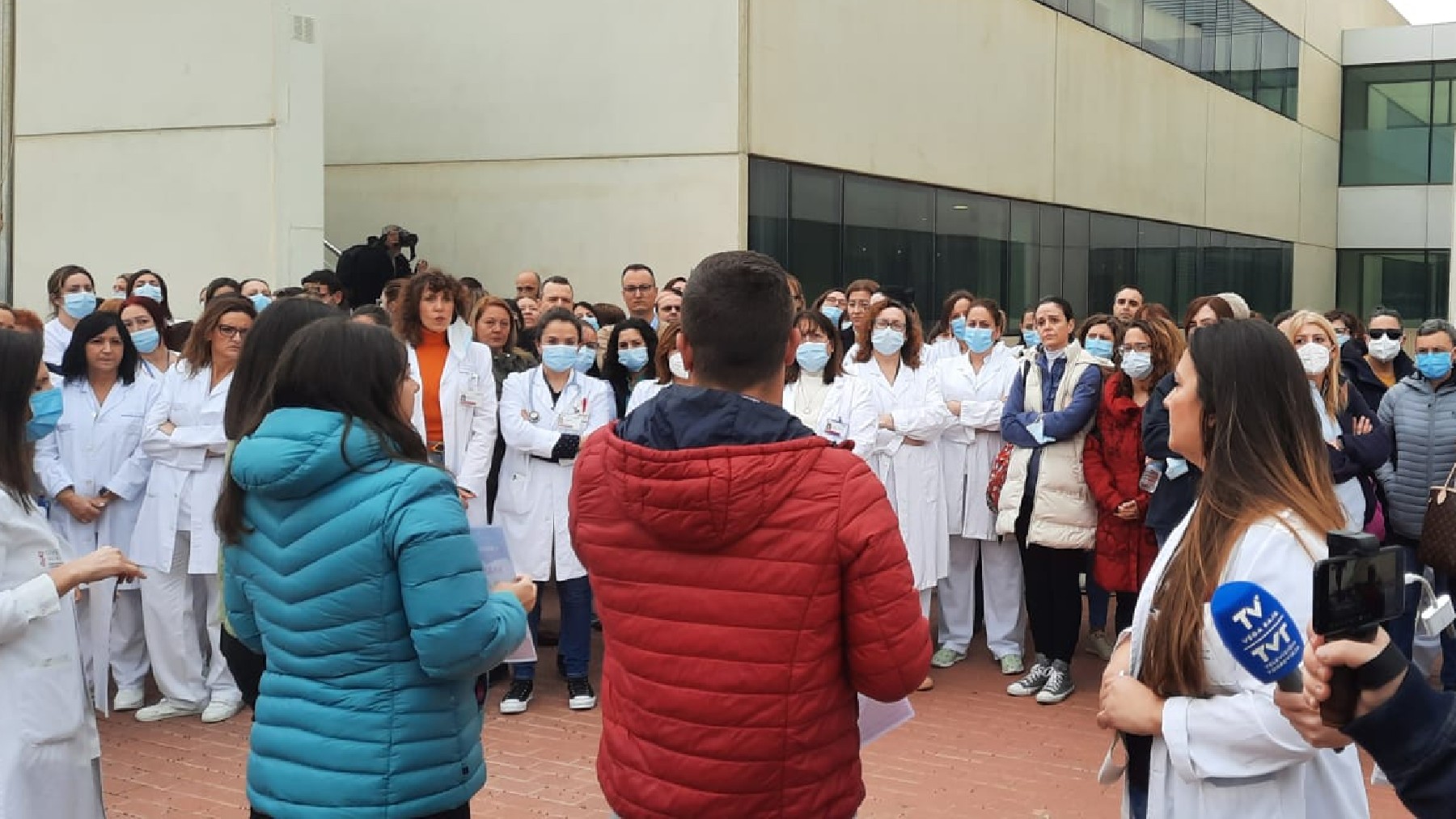 Concentración este jueves ante la fachada del hospital público de Torrevieja.