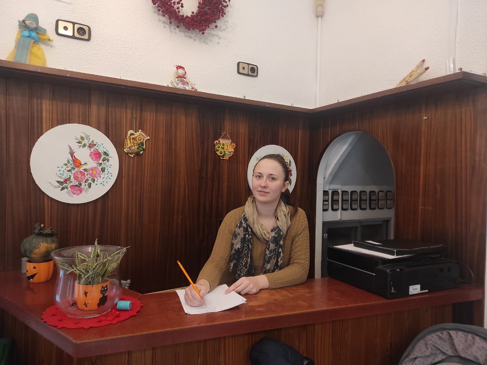 La presidenta de Amar Ucrania, Anastasia Kvach, en el recibidor del Hostal Sorrento