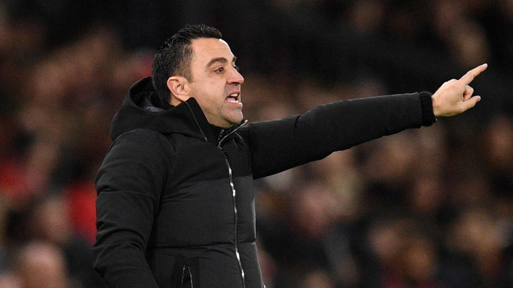 Xavi dando instrucciones en Old Trafford. (AFP)