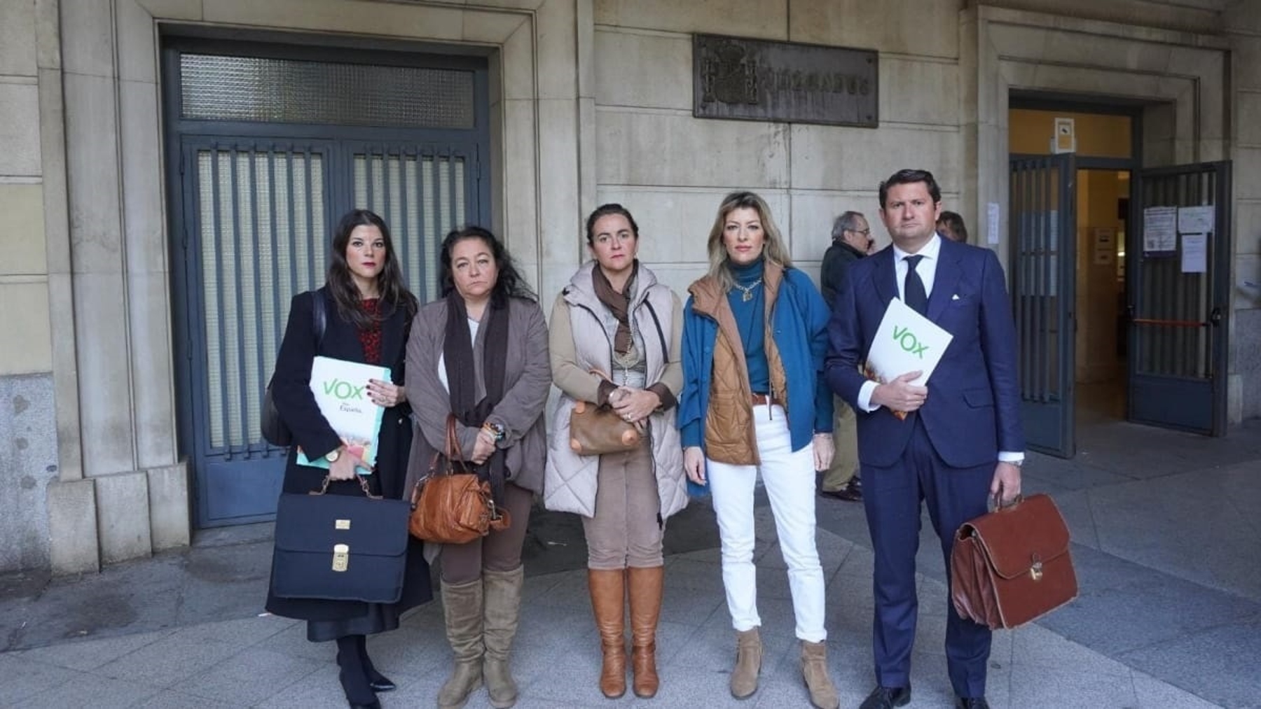 El vicesecretario jurídico de Vox, con las dirigentes de la formación en Valencina, a las puertas de los juzgados (VOX).