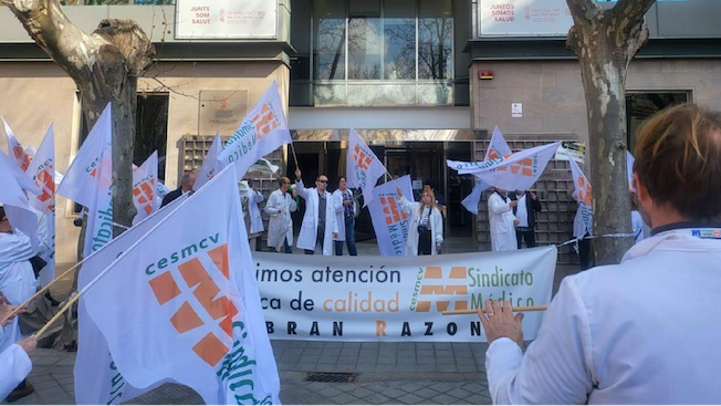 Concentración de delegados del Sindicato Médico ante la Consejería de Sanidad valenciana.