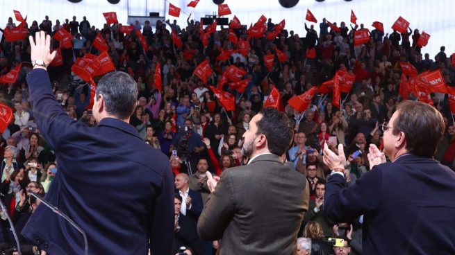 Sánchez, Cabezas y Vara durante el acto electoral el Badajoz.