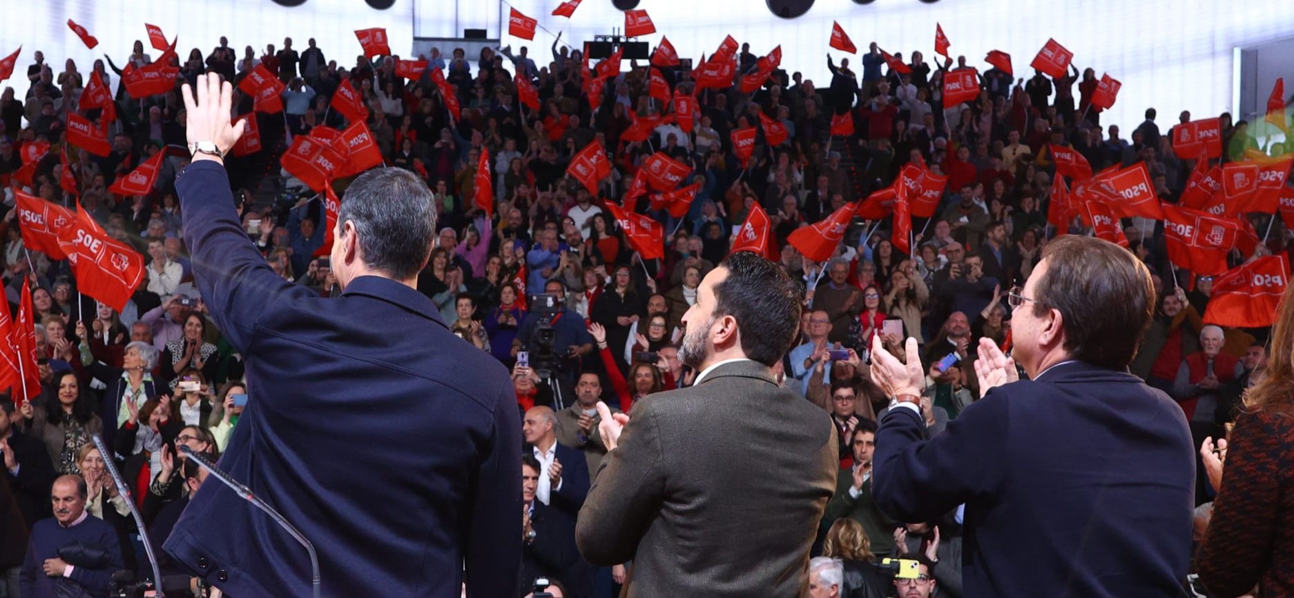 Sánchez, Cabezas y Vara durante el acto electoral el Badajoz.