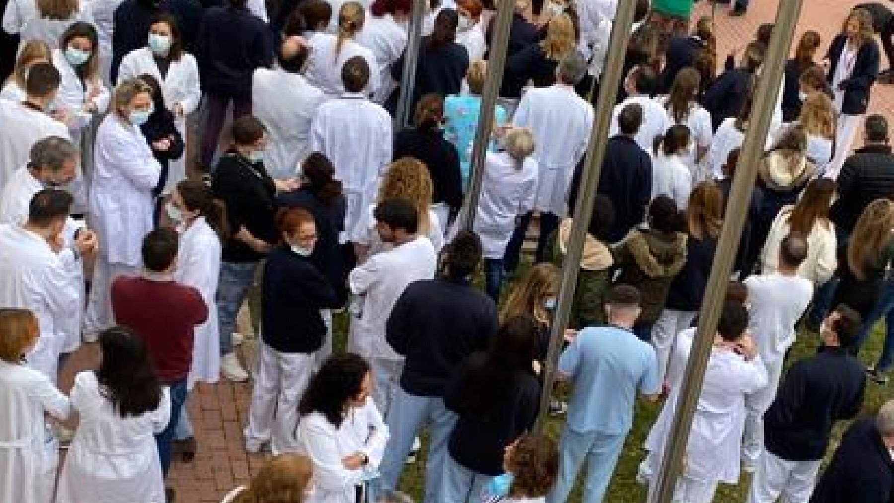 Trabajadores del hospital de Torrevieja en la concentración de este jueves a las puertas del centro.