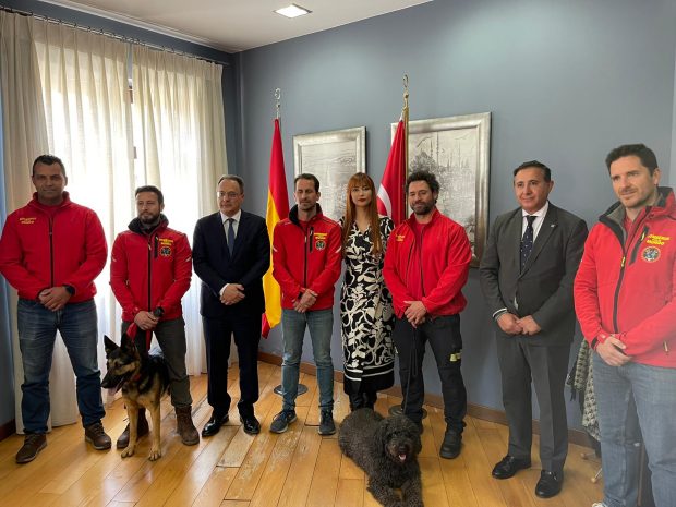Los bomberos onubenses en el consulado de Turquía en Sevilla.