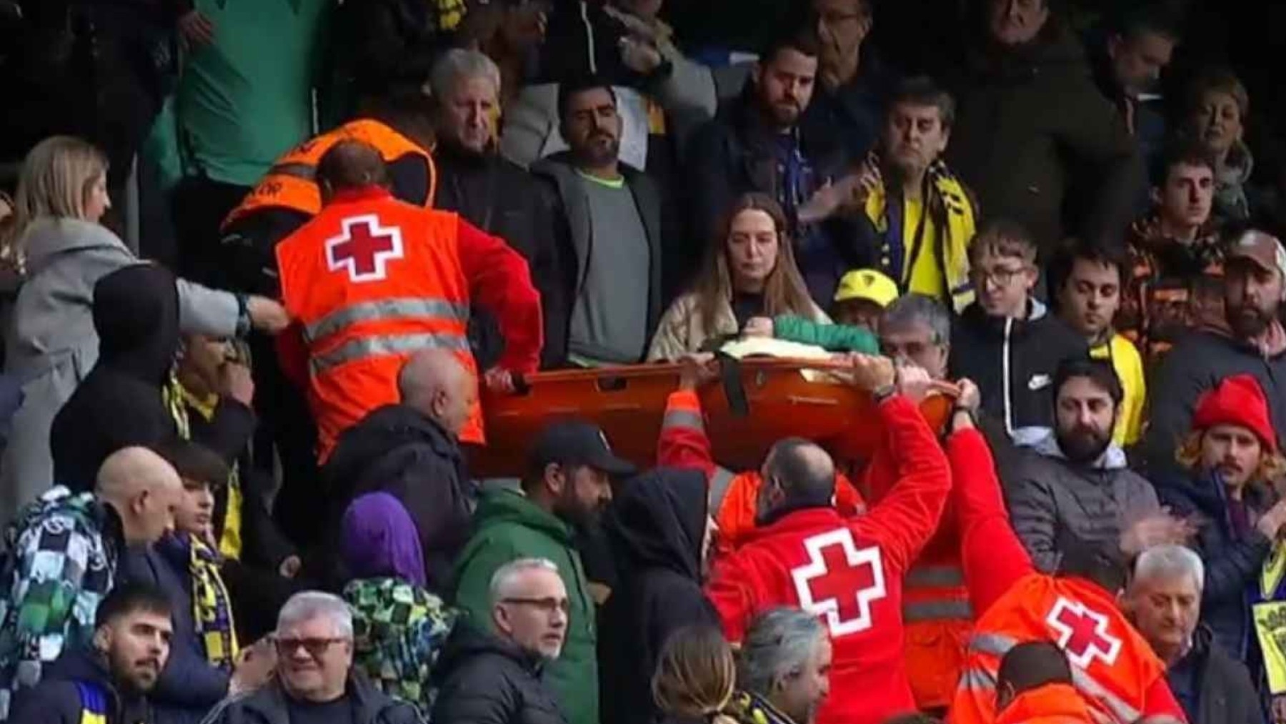 Los servicios de emergencia evacúan a un jugador del Cádiz. (Movistar)