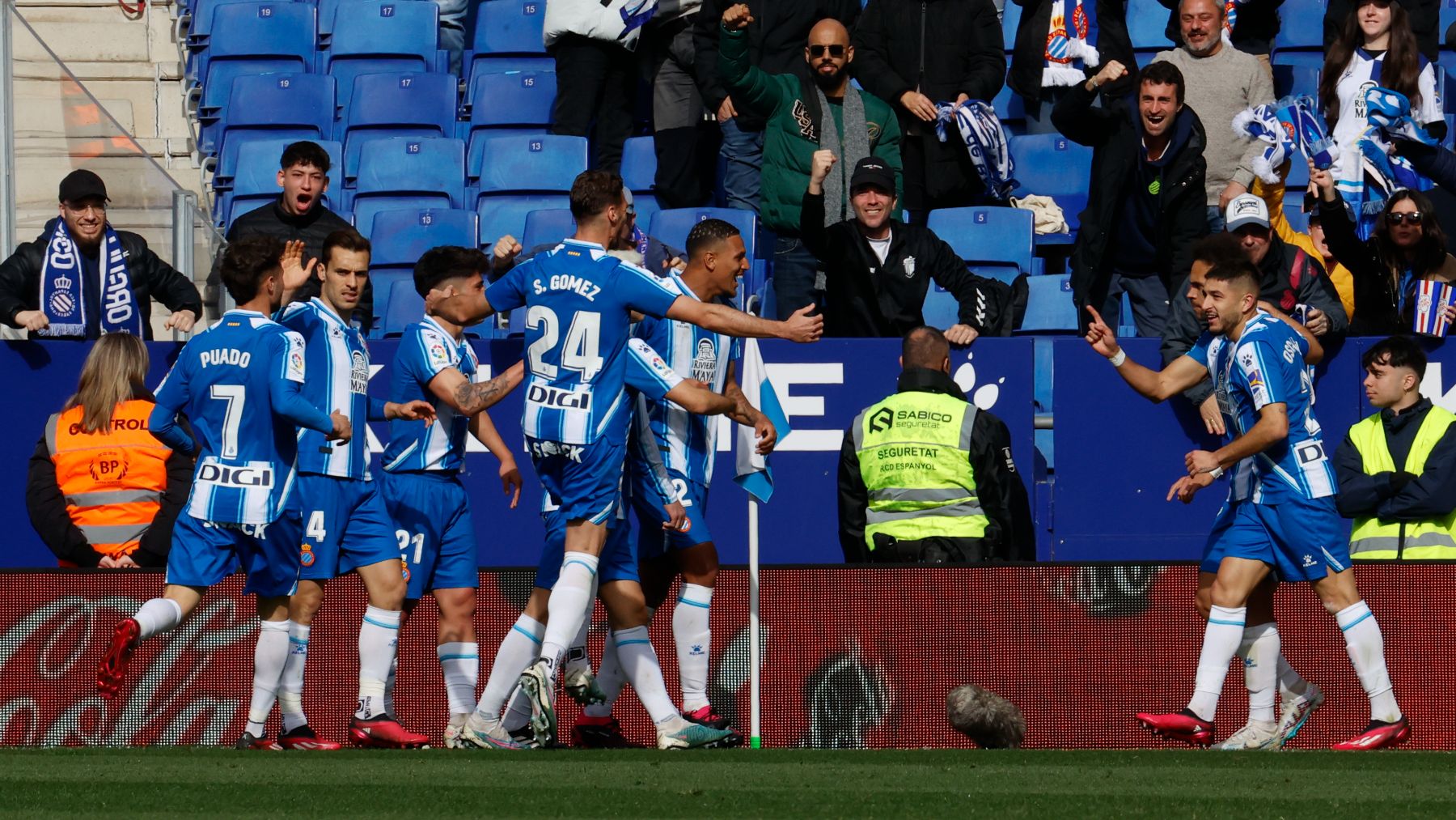 Los jugadores del Espanyol celebran un gol. (EFE)