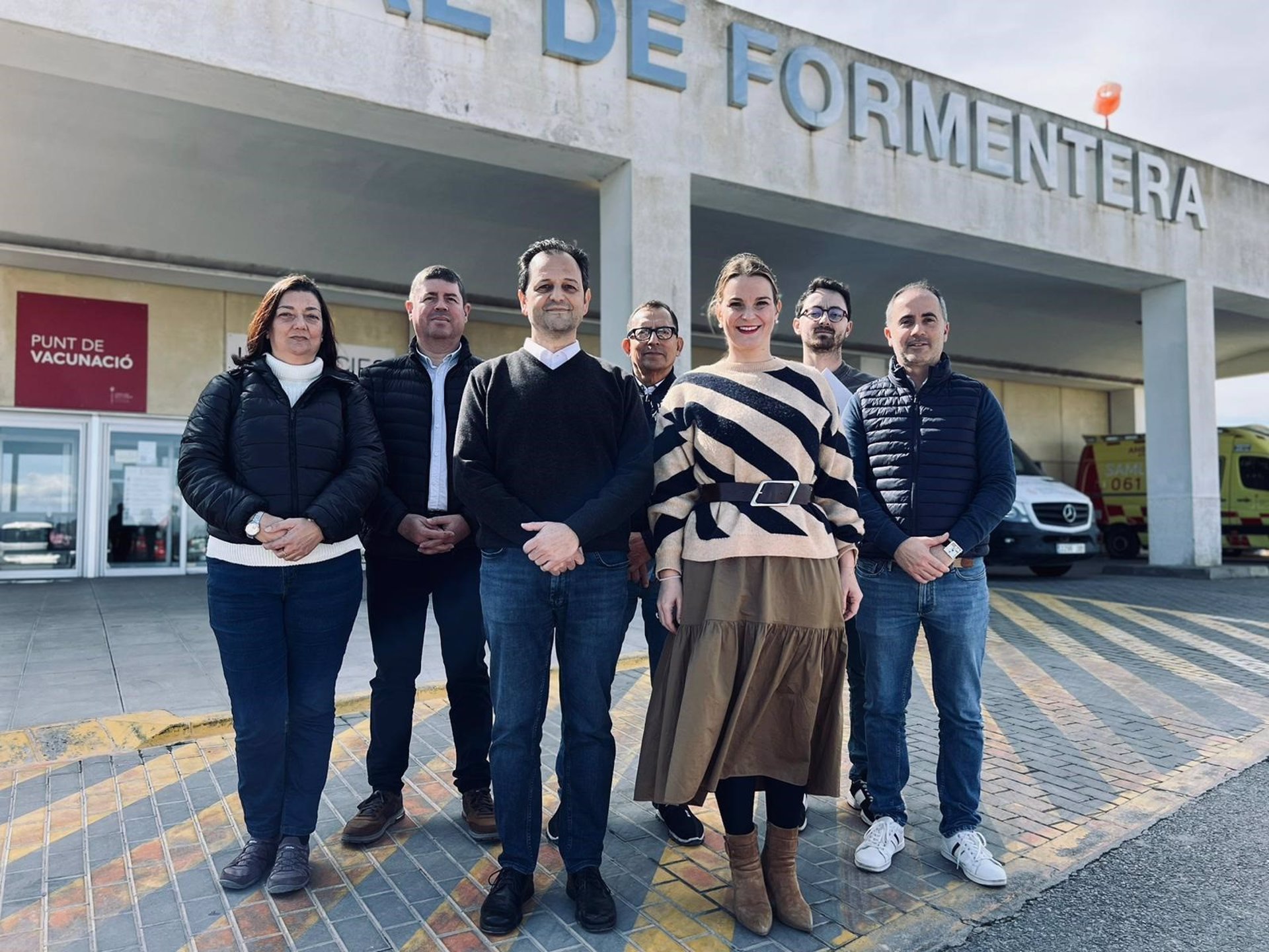 La presidenta del PP de Baleares, Marga Prohens, con miembros de los ‘populares’ de Formentera y de la coalición Sa Unió, en el Hospital de Formentera