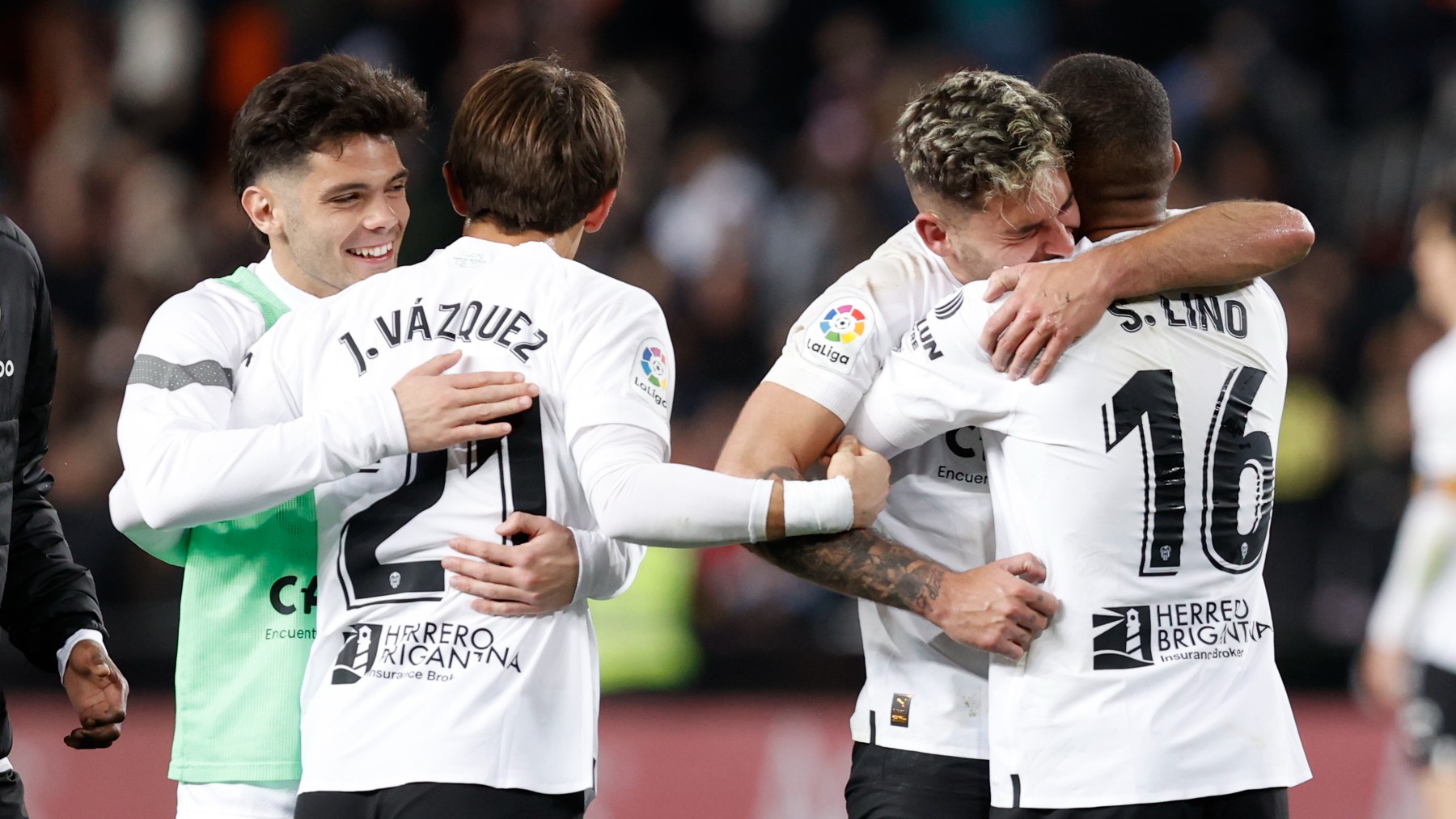 Los jugadores del Valencia celebran la victoria contra la Real. (EFE)
