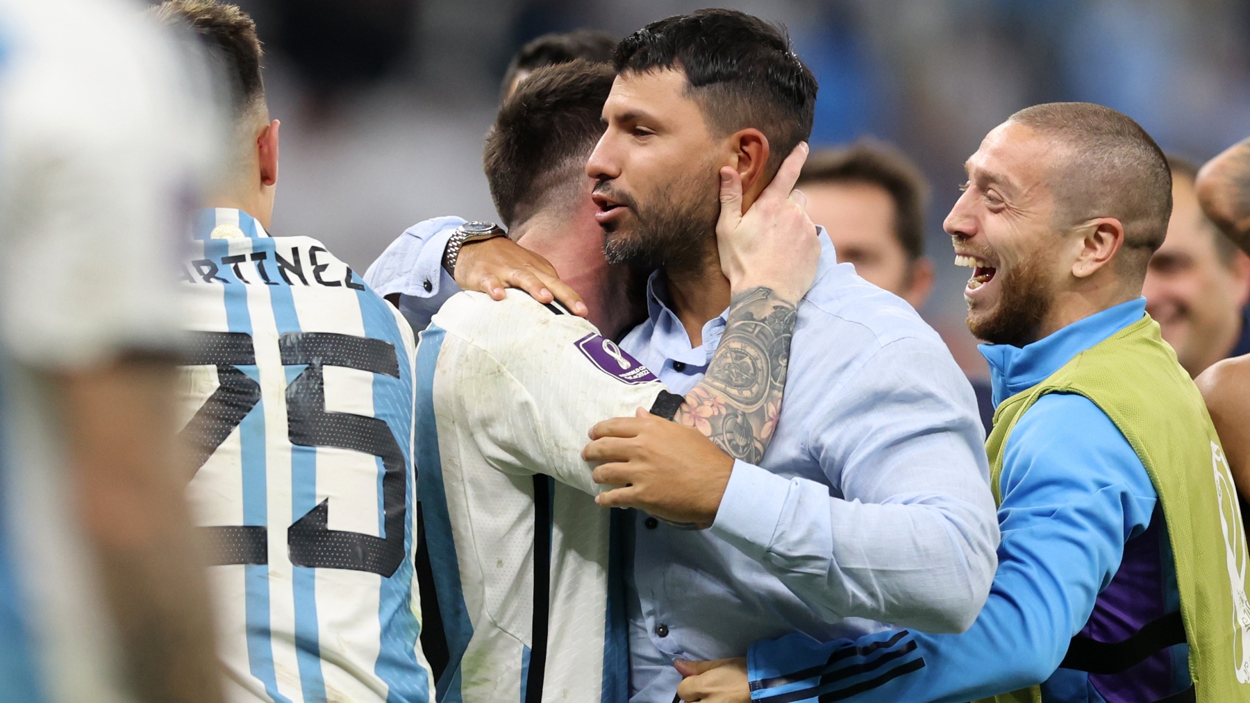 Kun Agüero y Messi abrazándose (Getty)