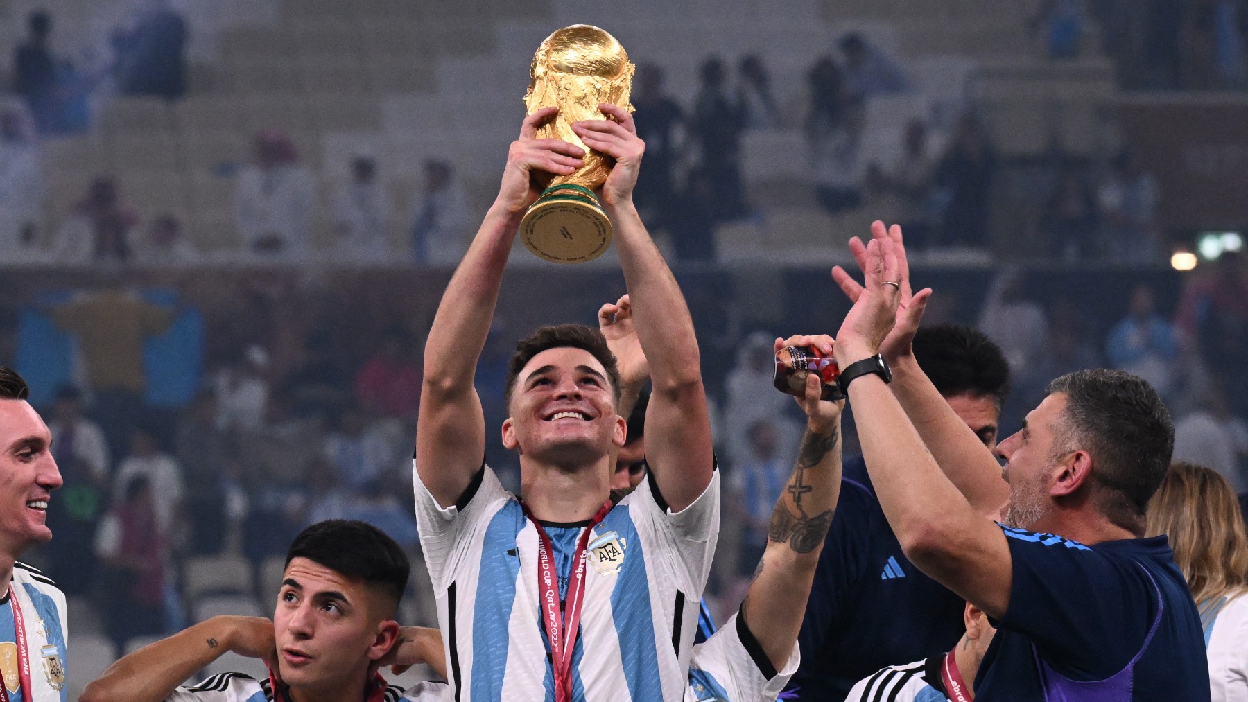 Julián Álvarez con la Copa del Mundo. (AFP)