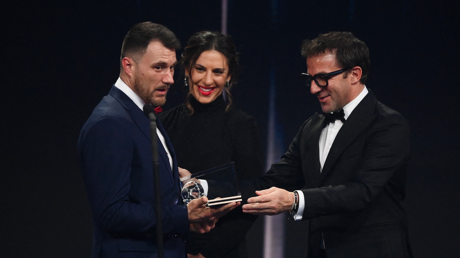 Del Piero entrega su premio a Marcin Oleksy. (AFP)