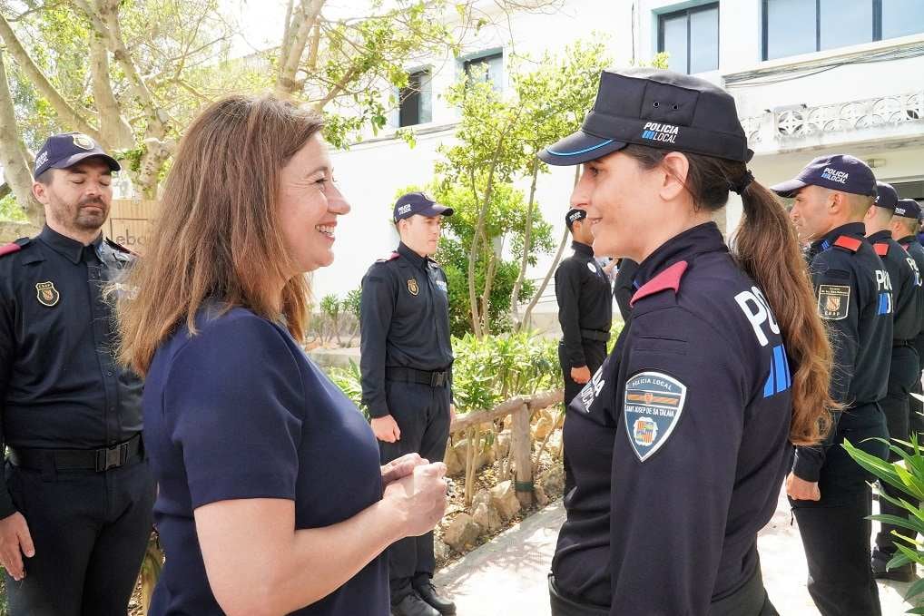 La presidenta del Govern, Francina Armengol, dialoga con una agente de la Policía Local de Formentera.