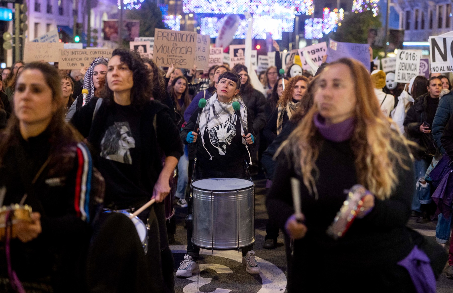 Un grupo de batucada durante una manifestación convocada por el Movimiento Feminista de Madrid,