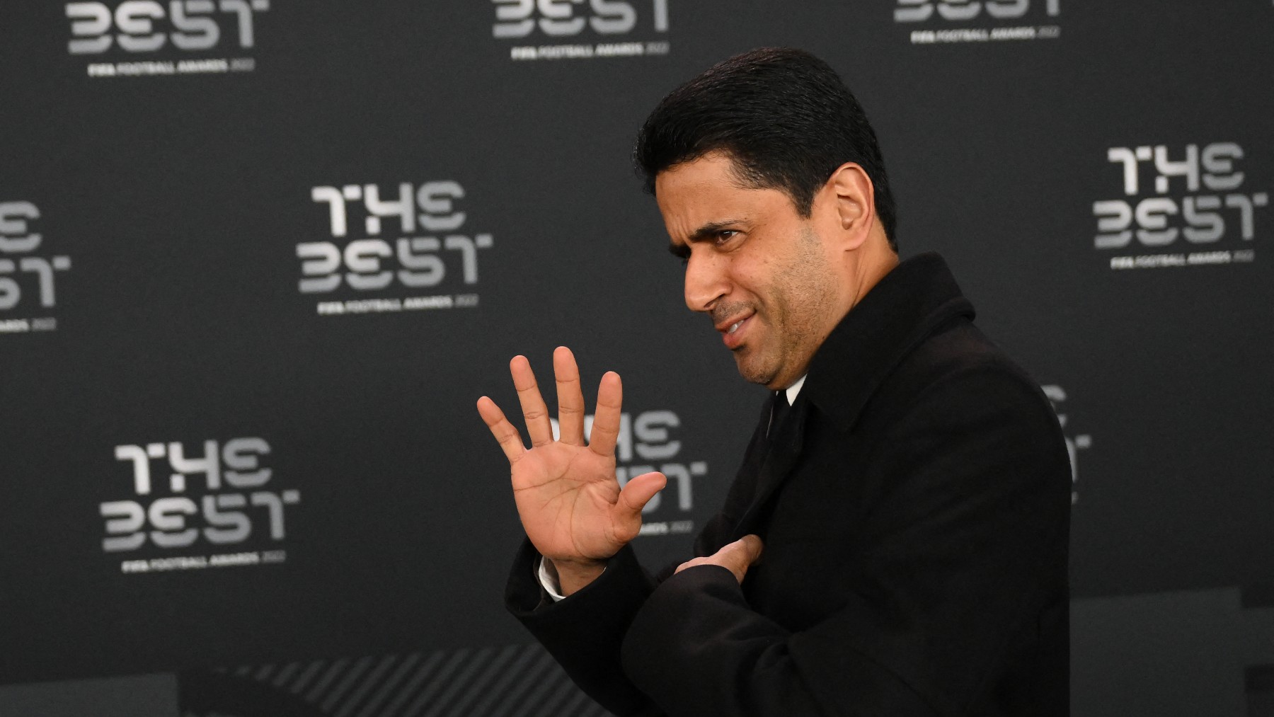Nasser Al-Khelaifi saluda en la gala The Best. (AFP)