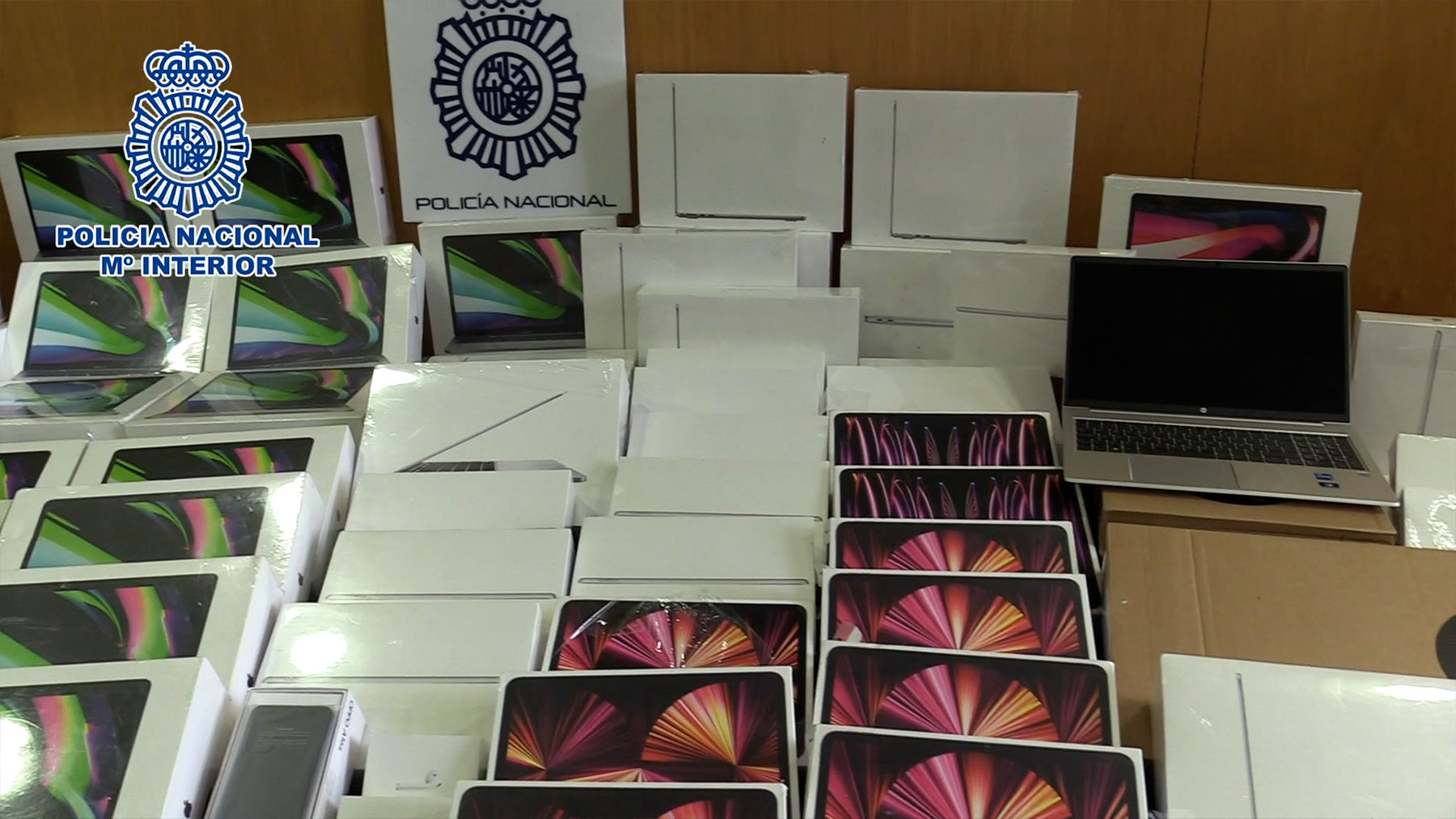Una banda de ladrones monta una gran tienda clandestina de Apple en un sótano de Madrid
