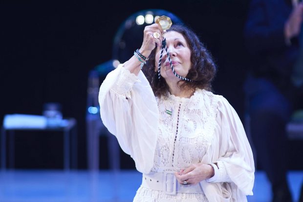 La director Pilar Távora, con la Medalla de Manuel Clavero.