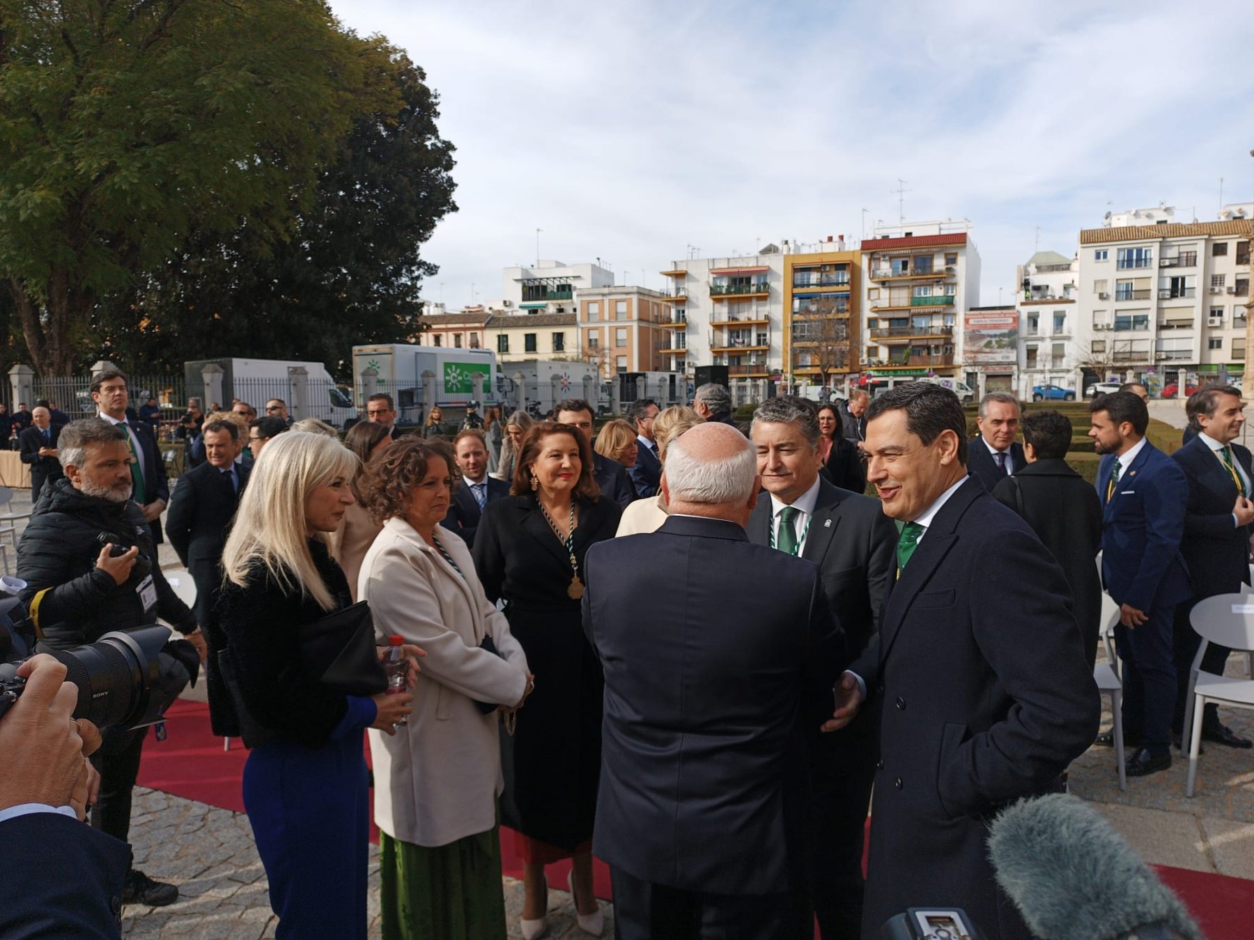 Juanma Moreno y Jesús Aguirre conversan con varios políticos.