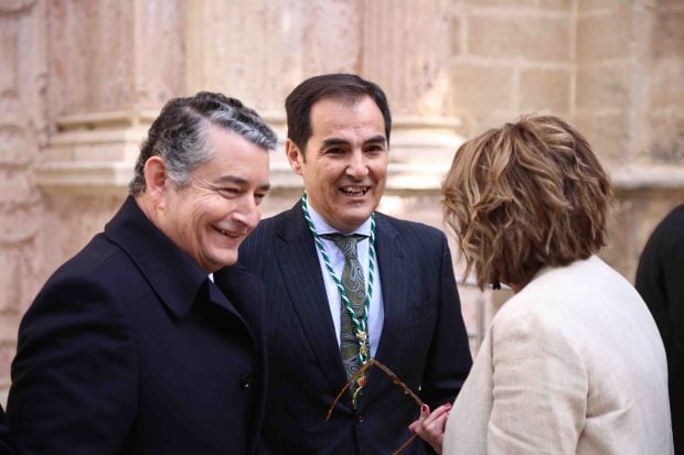 La exsecretaria general del PSOE-A, Susana Díaz, habla con el consejero de Presidencia, Antonio Sanz.