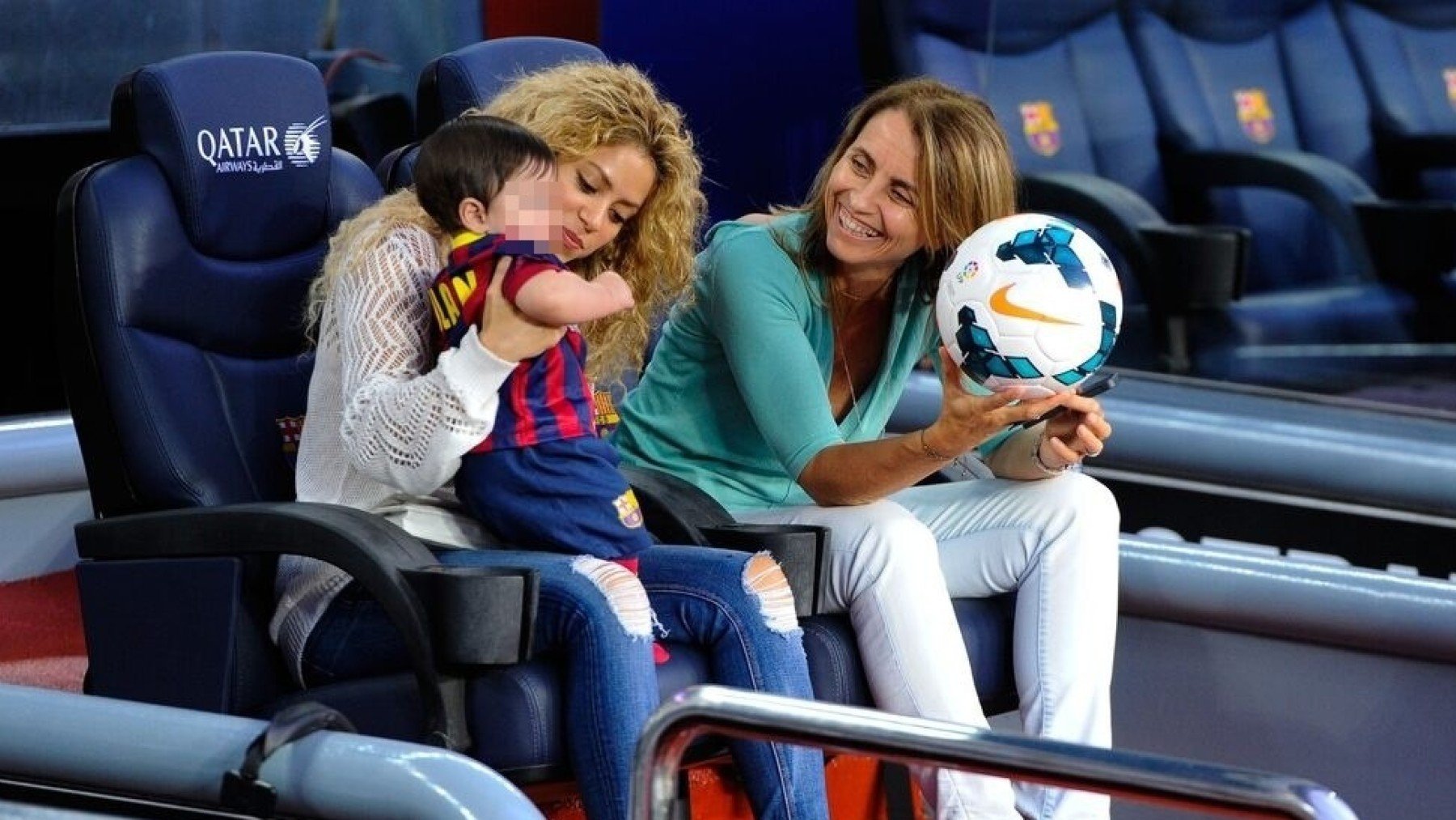 La madre de Piqué, junto a Shakira. (Getty)