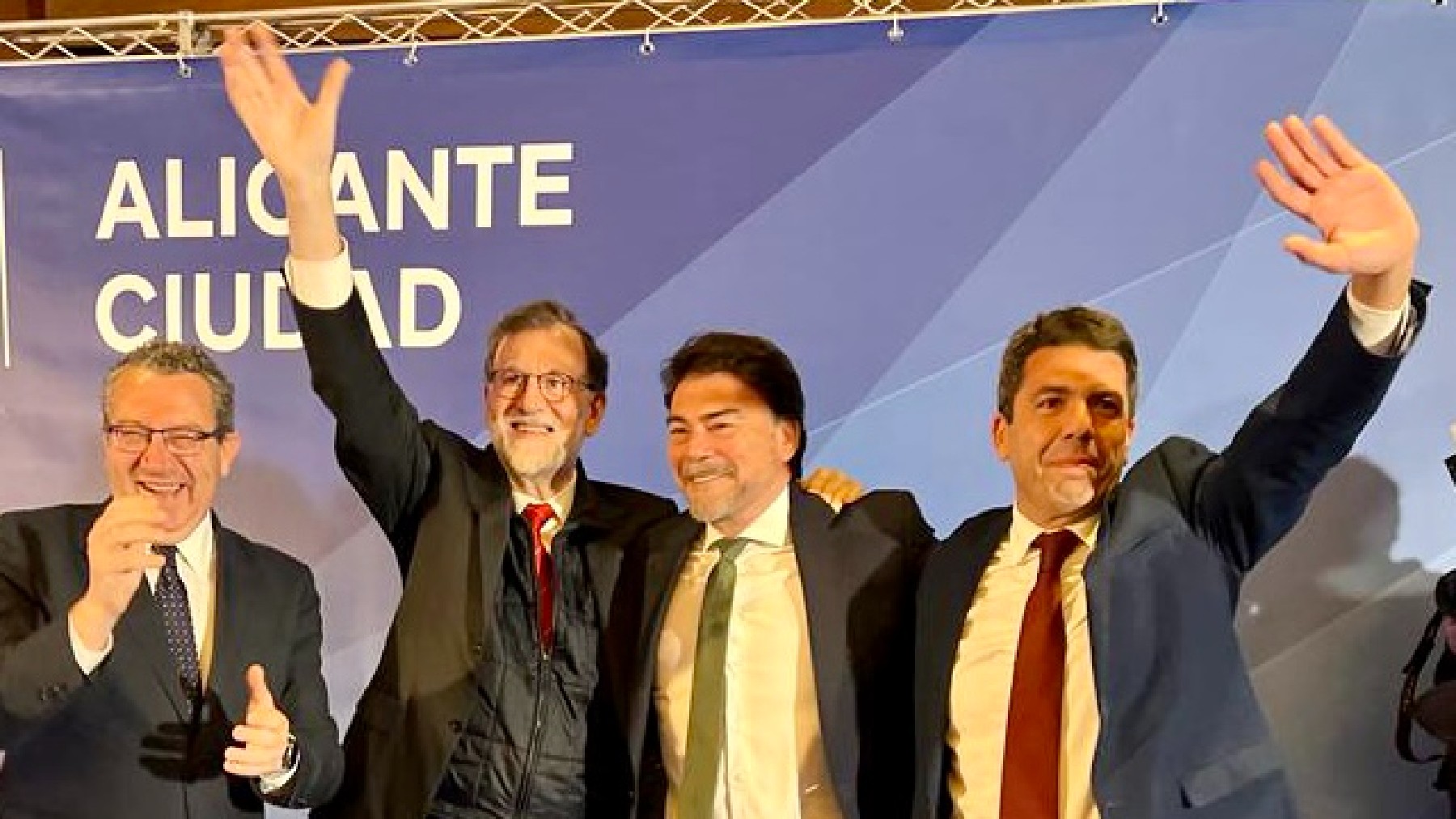 Mariano Rajoy, con Carlos Mazón, Luis Barcala y Toni Pérez, este martes, en Alicante.