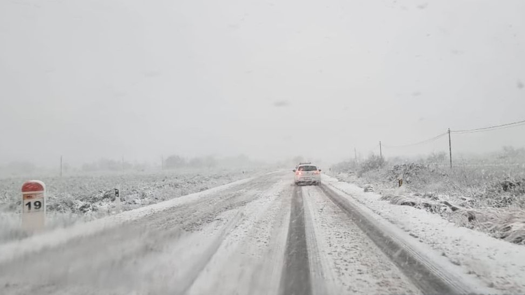 Imagen de una carretera de Mallorca totalmente nevada.