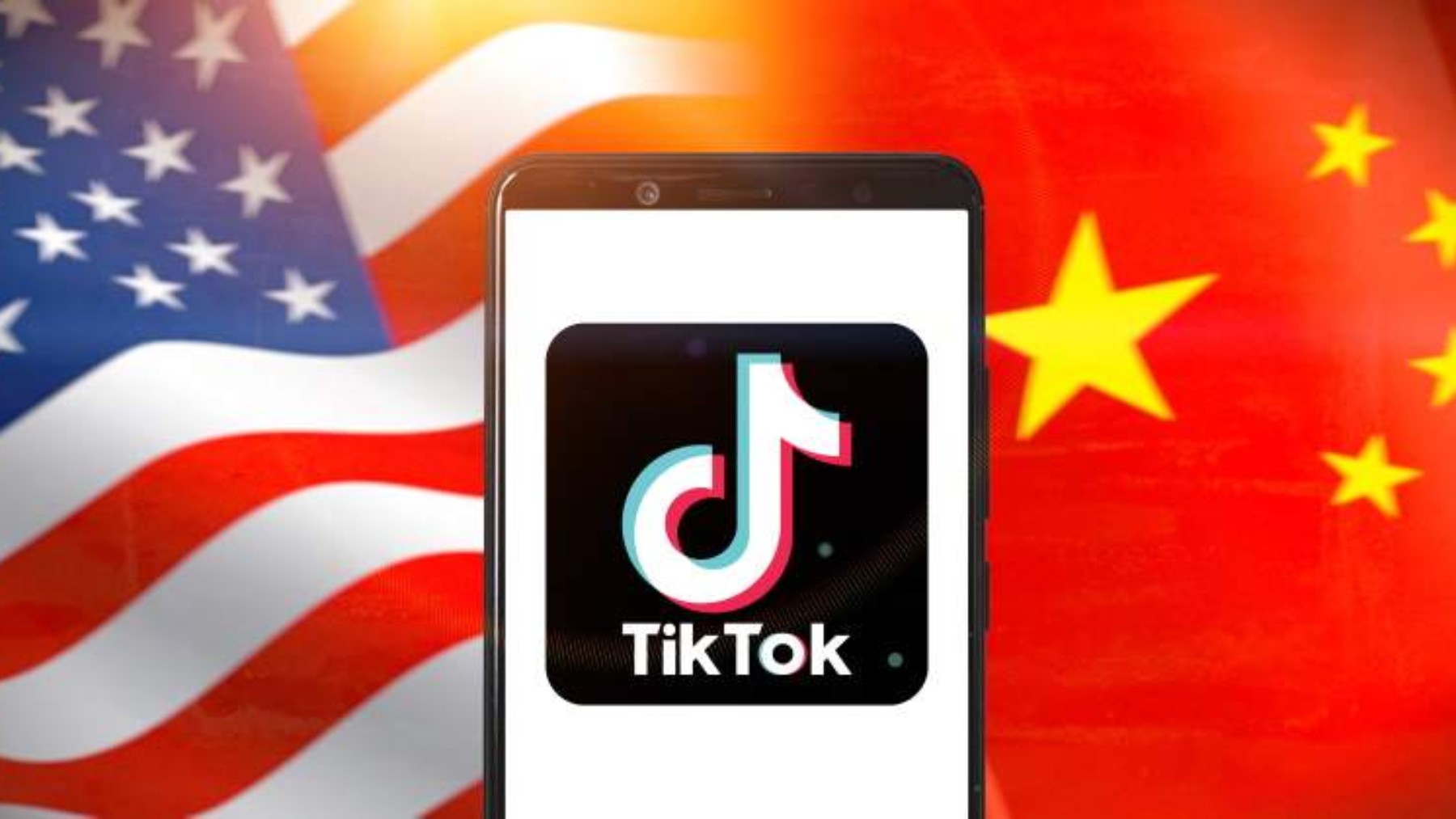 Símbolo de TikTok sobre una bandera china y otra de EEUU