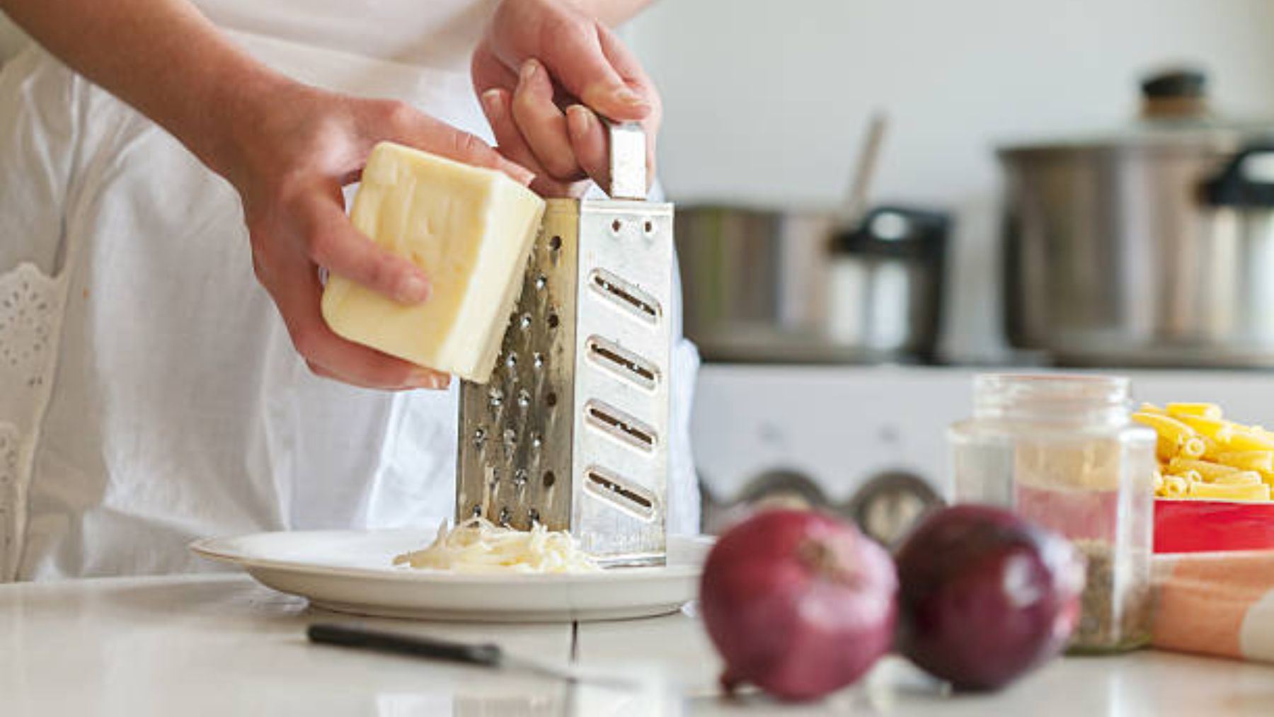 El truco imprescindible para limpiar tu rallador de queso
