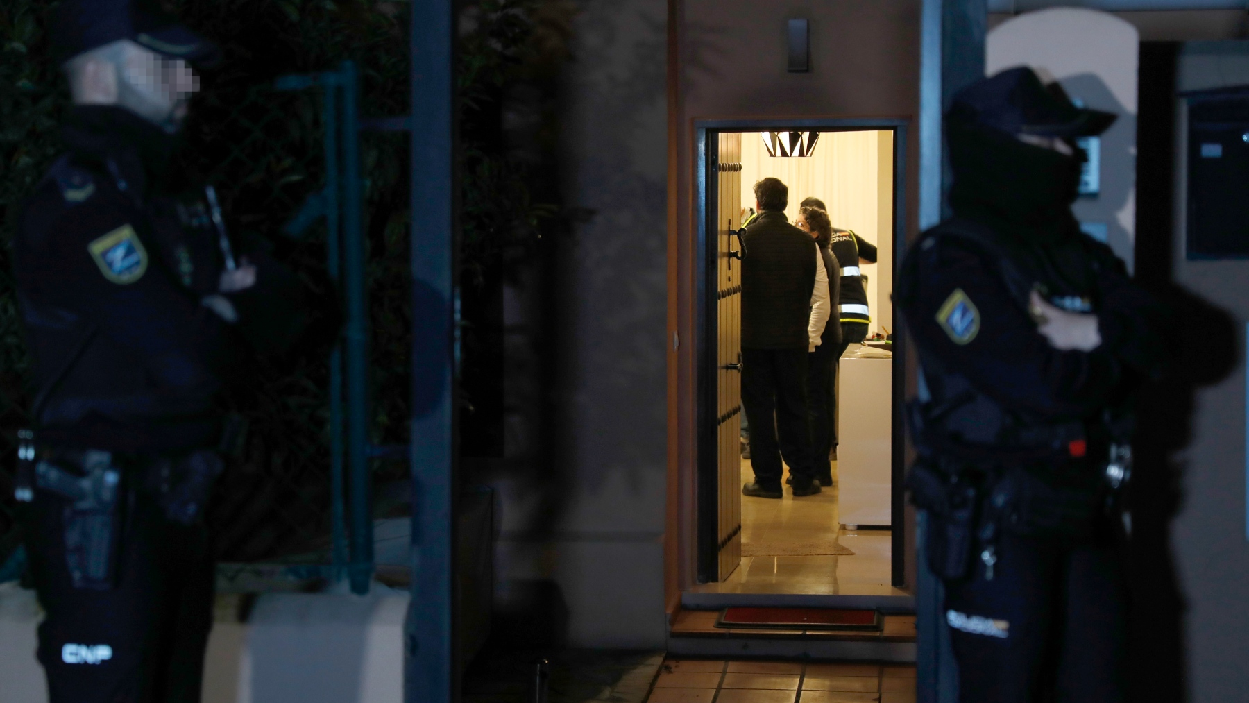 Agentes de la Policía Nacional a las puertas de la vivienda de la pareja, en la Línea (EFE).