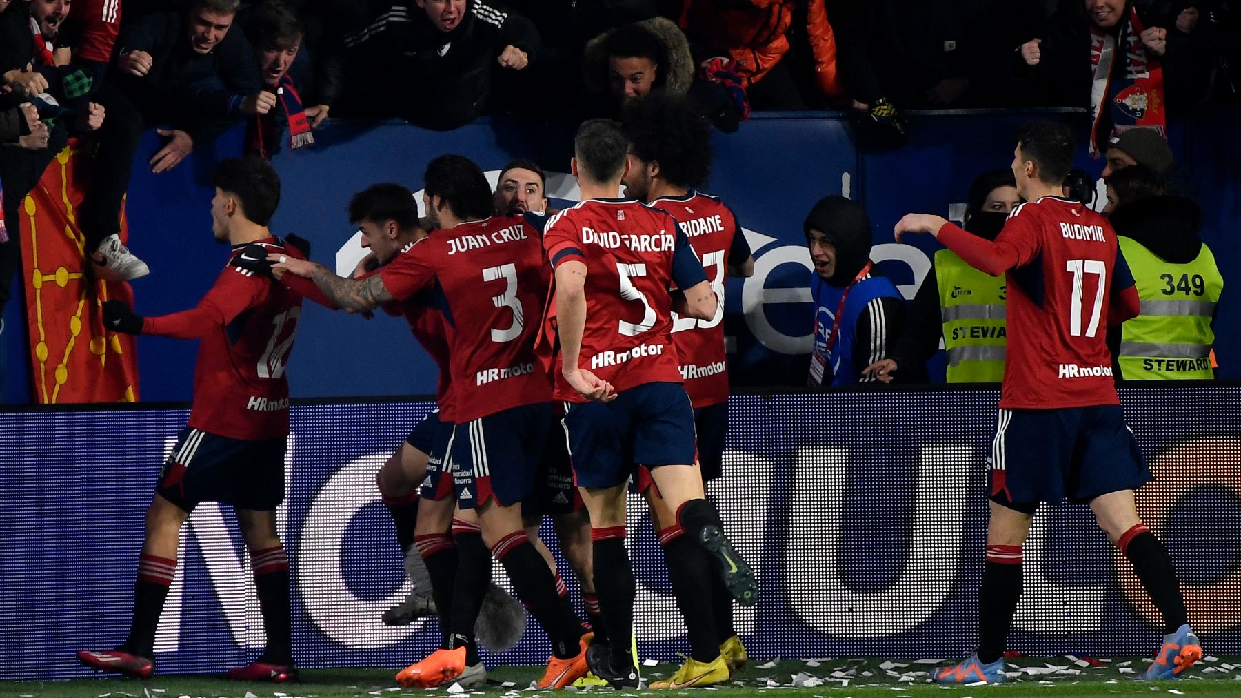 Los jugadores de Osasuna celebran el gol de Abde. (AFP)