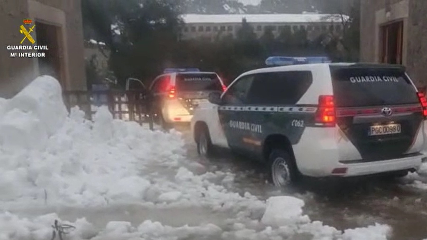 Vehículos de la Guardia Civil llegan a Lluc tras el temporal Juliette