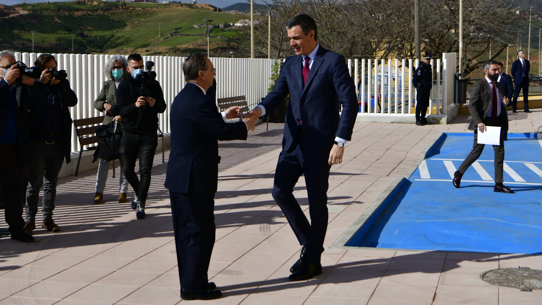 El presidente de Ceuta, Juan Vivas, saluda al presidente del Gobierno, Pedro Sánchez (EUROPA PRESS).