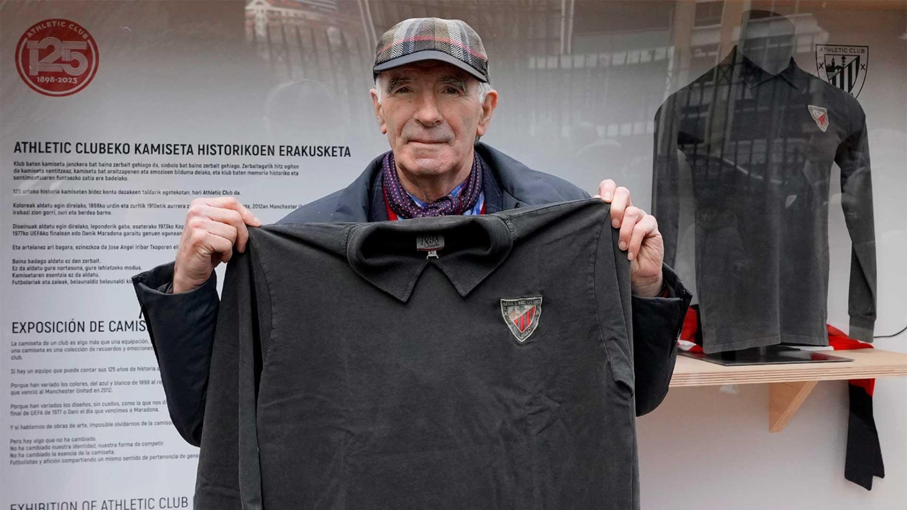 El Txopo Iribar posa con su mítica camiseta en su 80 cumpleaños. (Athletic Club)