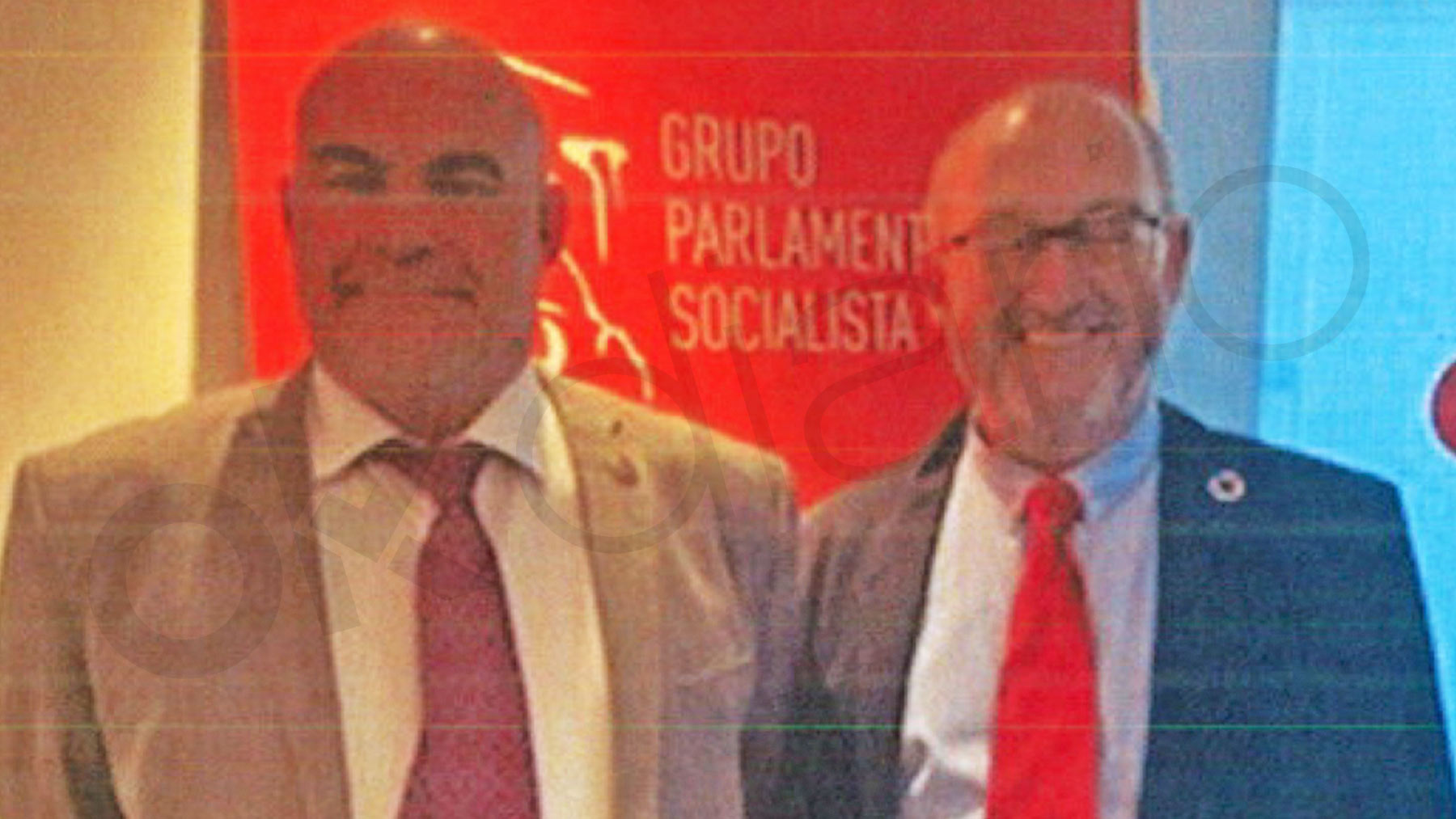 Fuentes Curbelo (d) y el conseguidor Navarro en dependencias del PSOE en el Congreso.