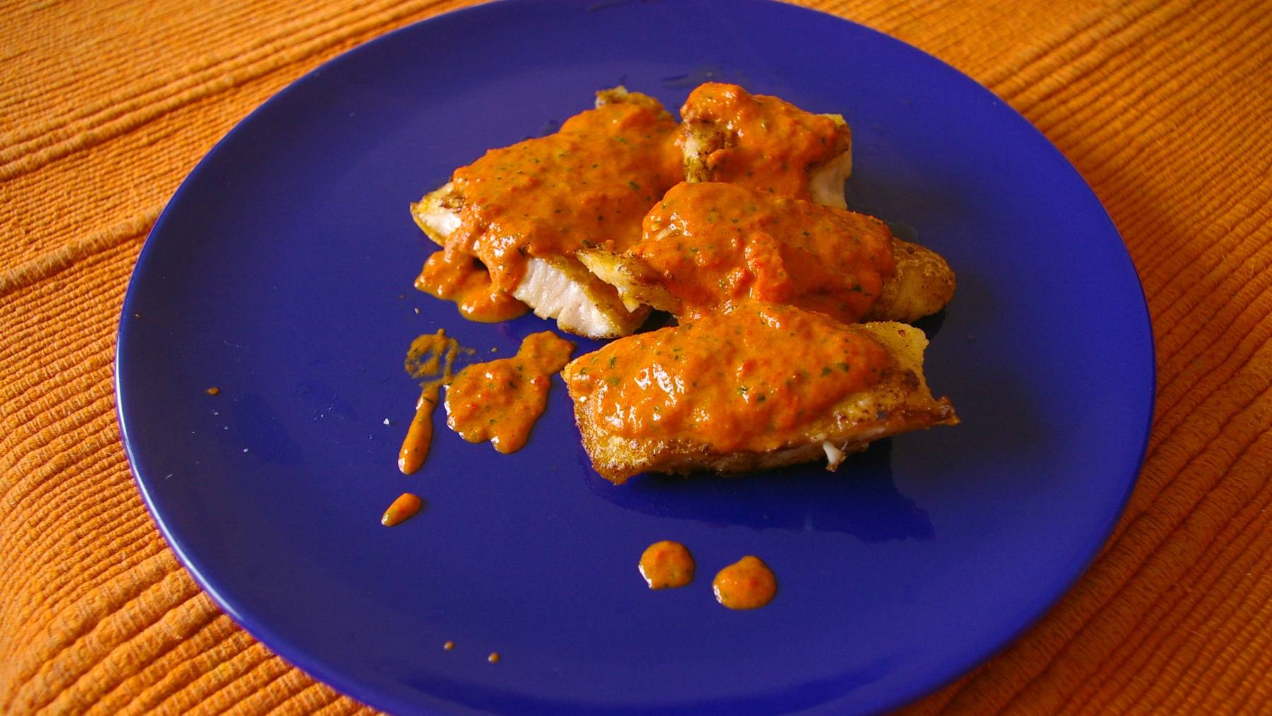 Merluza con salsa romesco