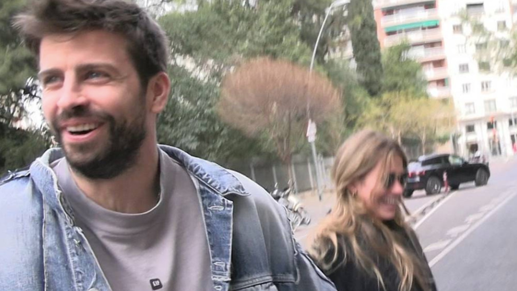 Piqué se burla de un periodista, con Clara Chía de fondo. (Europa Press)