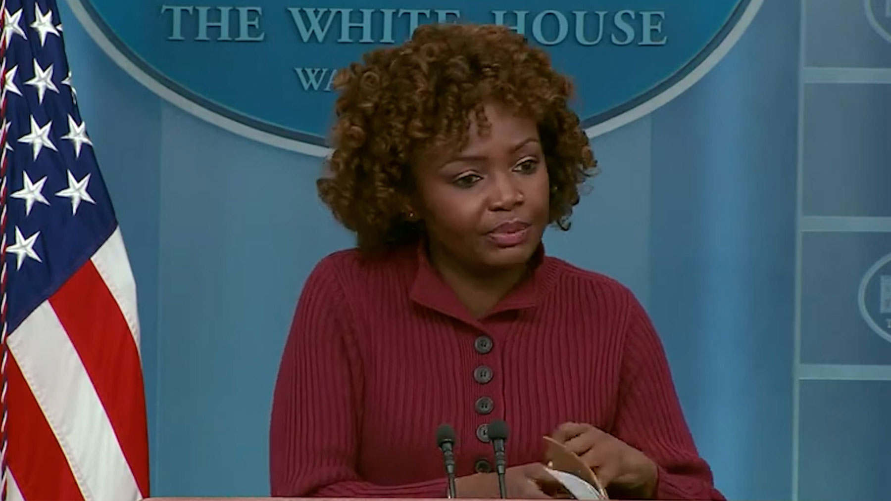 la portavoz de la Casa Blanca, Karine Jean-Pierre, durante la rueda de prensa.