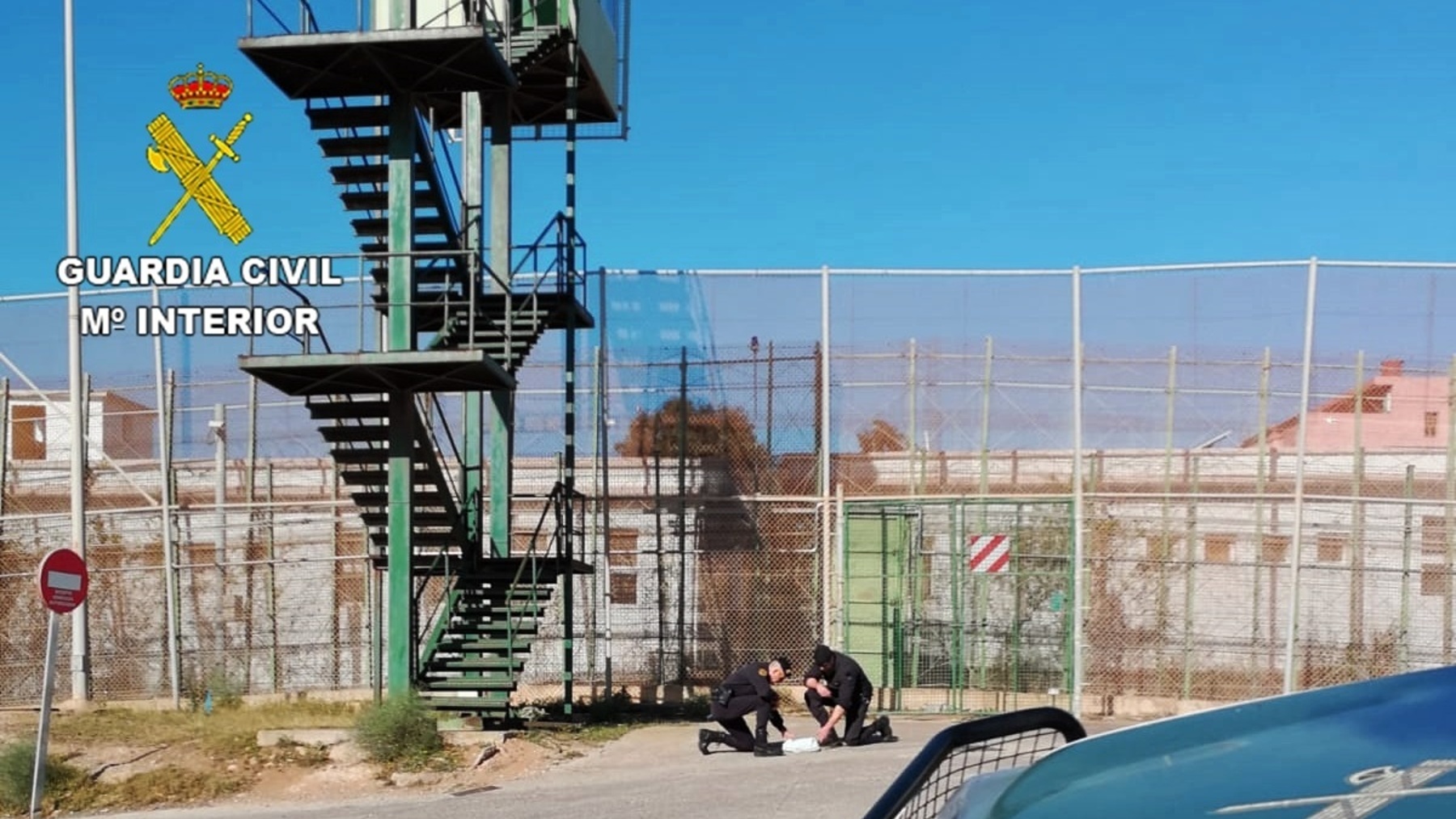 Guardias civiles de Melilla interceptan droga lanzada desde Marruecos a través de la valla.