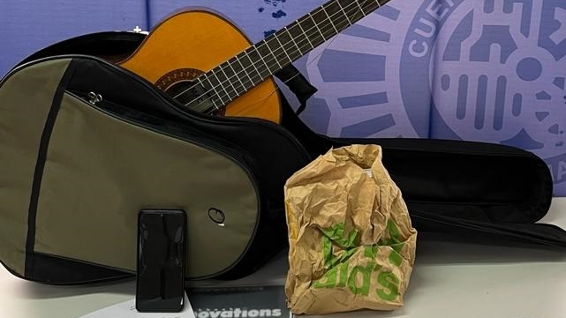 Guitarra, dinero y otros efectos requisados por la Policía Nacional.